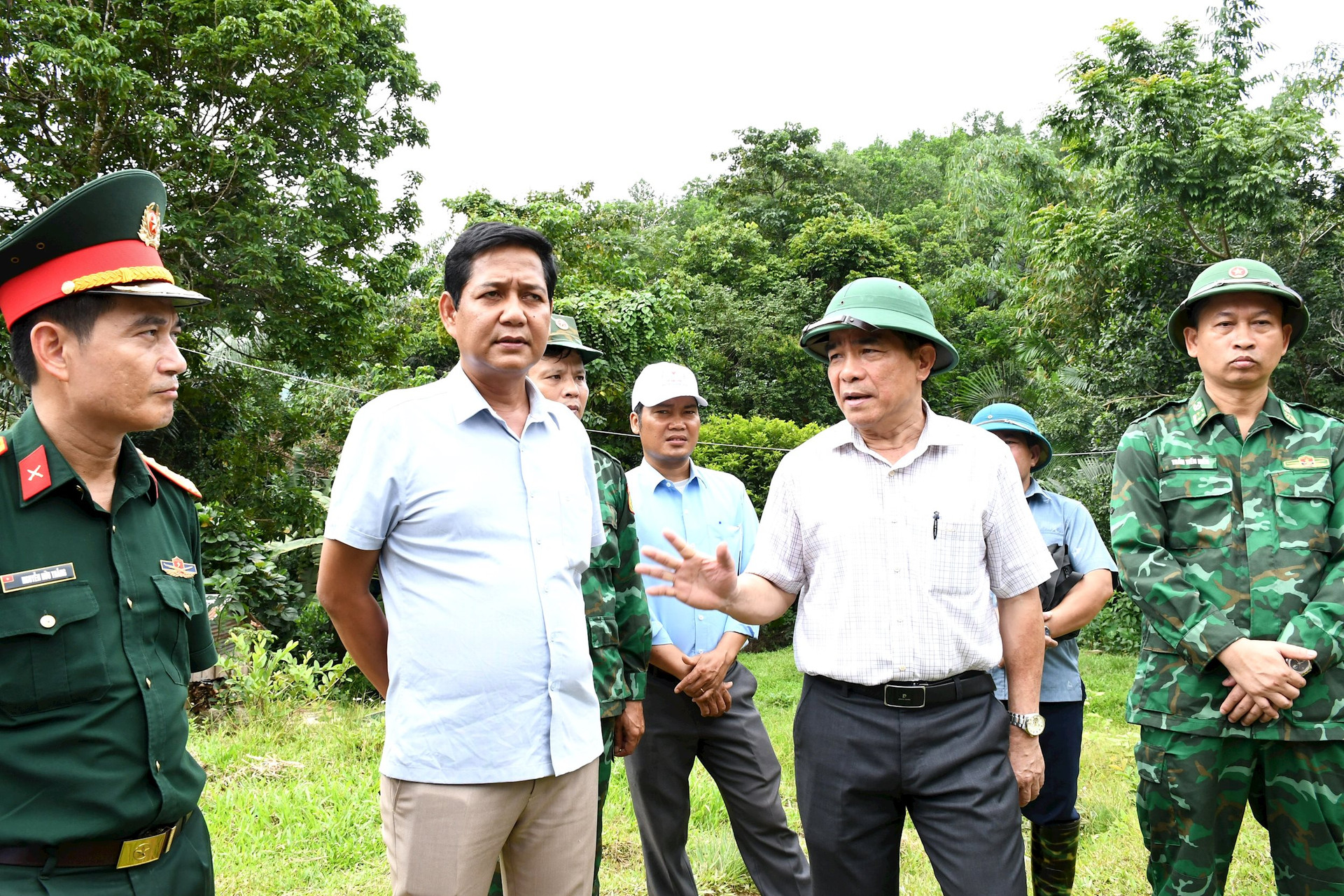 Đống chí Lê Văn Dũng yêu cầu chính quyền địa phương khẩn trương bố trí tái định cư cho các hộ dân. Ảnh: Q.VIỆT