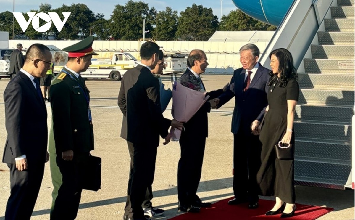 To Lam arrives at airport