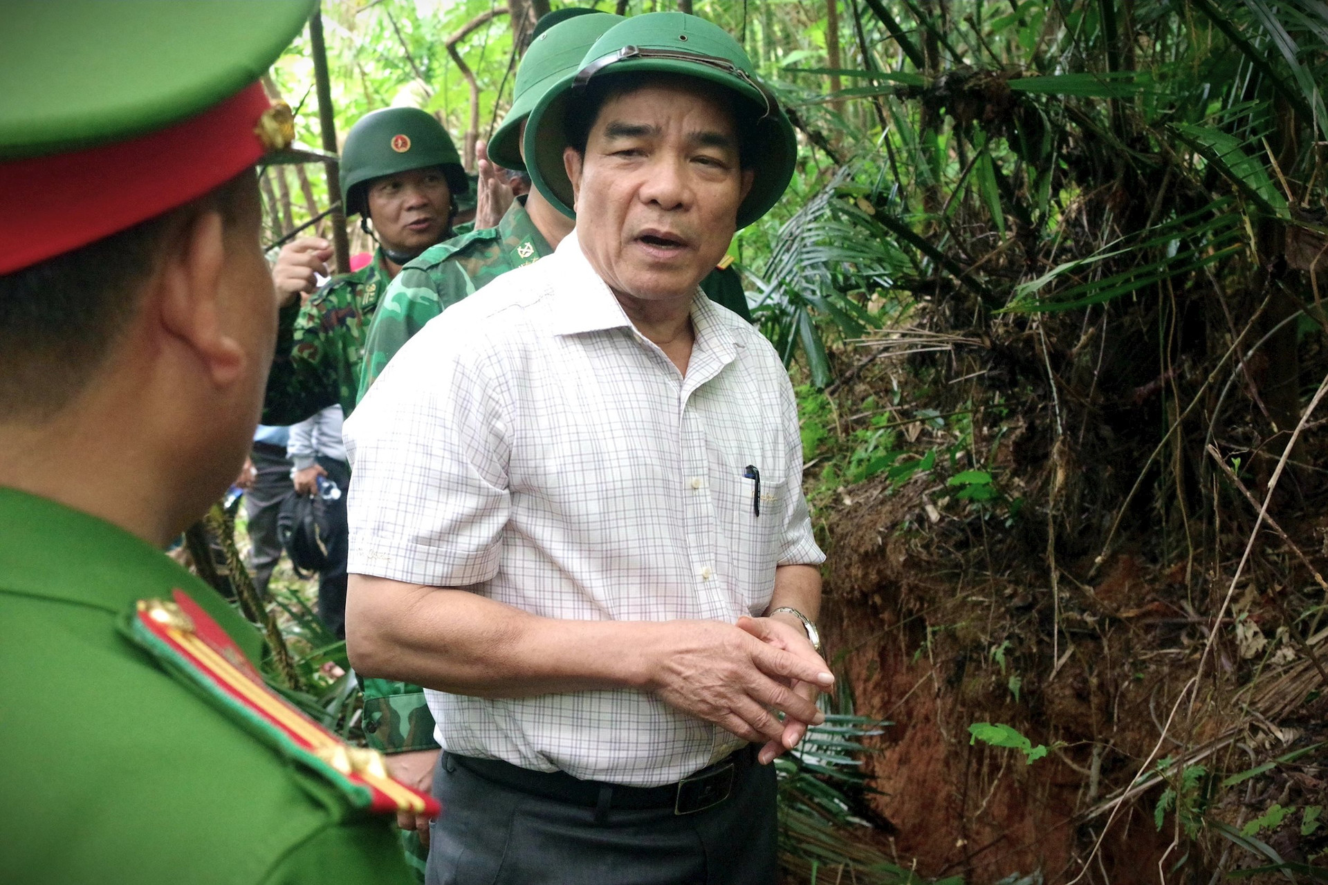 Trước đó, Chủ tịch UBND tỉnh trực tiếp kiểm tra hiện trường vụ lở đất. Ảnh: N.