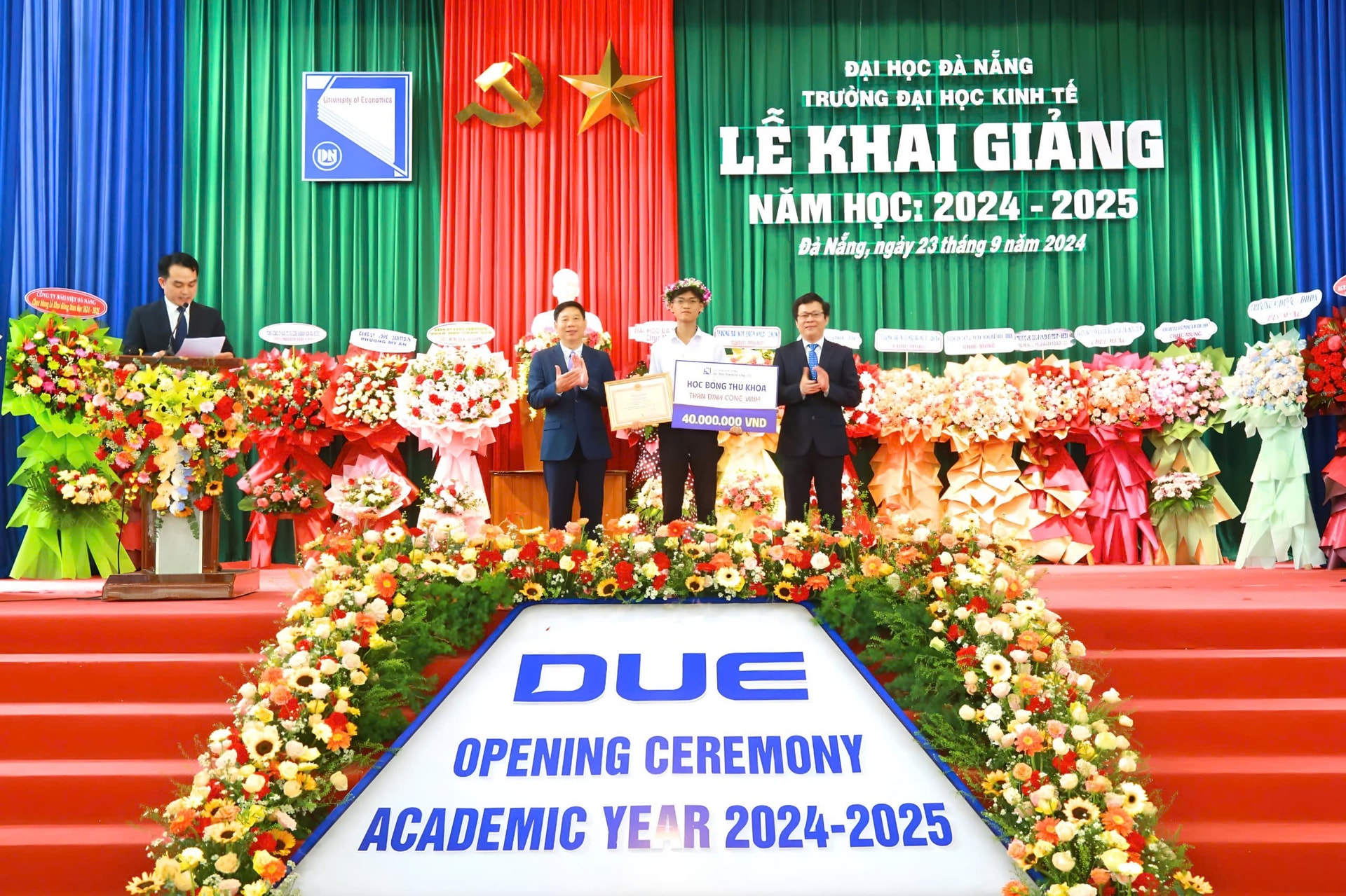 PGS. TS. Lê Văn Huy - Hiệu trưởng Trường Đại học Kinh tế (bên phải) trao học bổng cho thủ khoa đầu vào toàn trường.