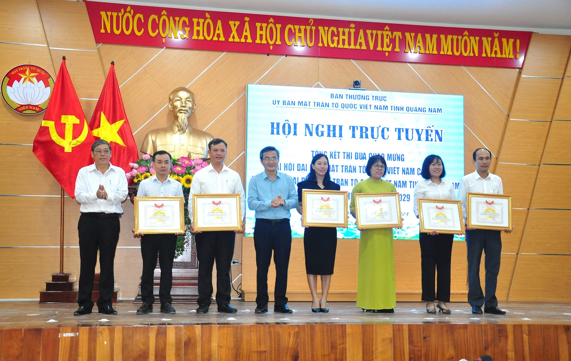 Ông Nguyễn Phi Hùng - Phó Chủ tịch Thường trực Ủy ban MTTQ Việt Nam tỉnh và ông Nguyễn Văn Mau - Phó Chủ tịch Ủy ban MTTQ Việt Nam tỉnh trao Bằng khen cho các cá nhân. Ảnh 