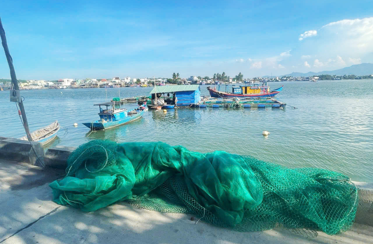 Vật liệu chính để sản xuất túi lưới là lưới đánh bắt đã hư hỏng của ngư dân