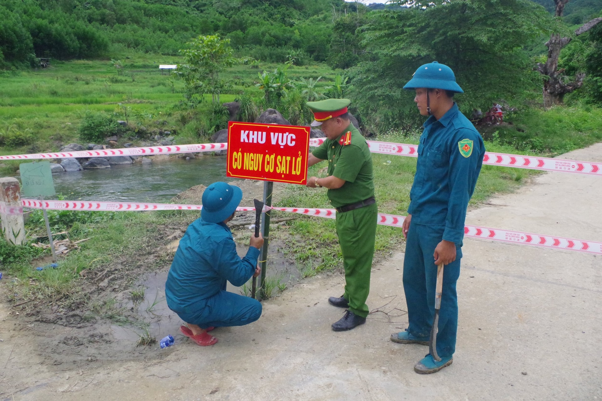 Lắp đặt biển cảnh báo, rào chắn khu vực vào khu dân cư có nguy cơ sạt lở