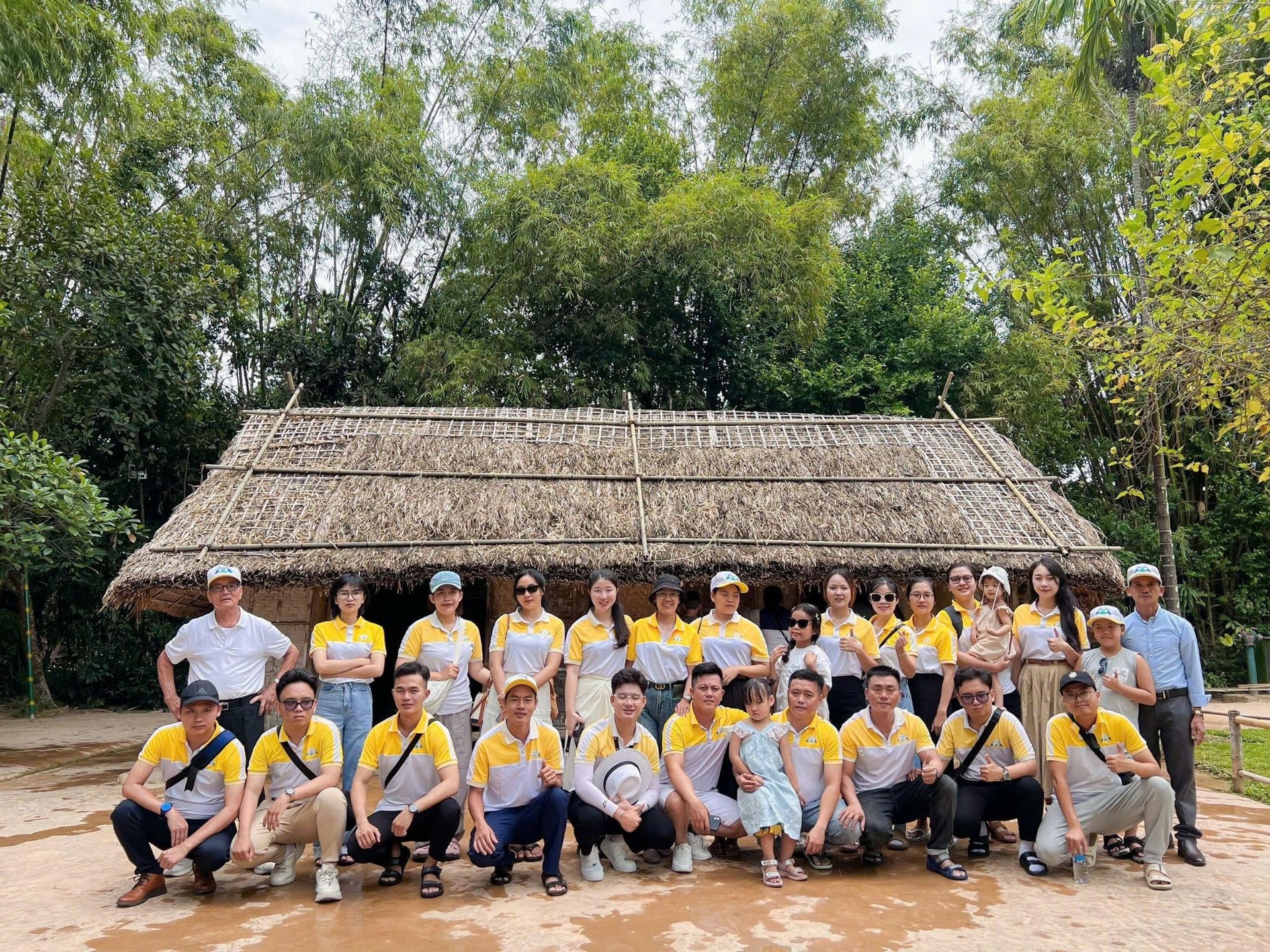 Đội ngũ nhân viên năng nổ và chuyên nghiệp của Ngọc Thạch Travel.