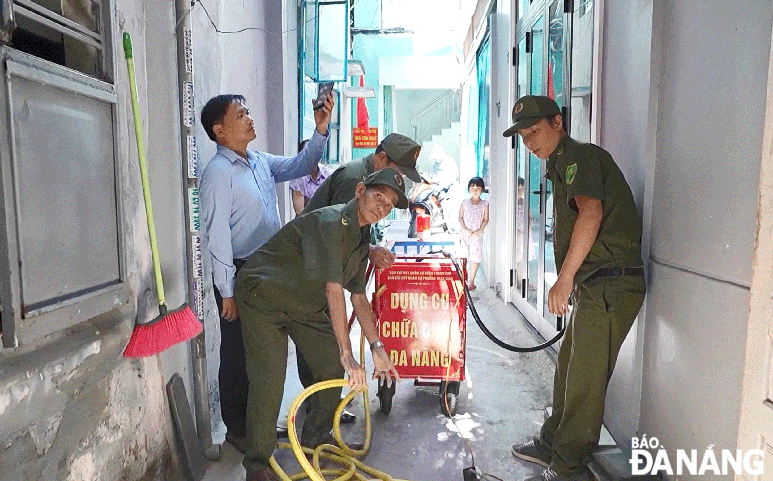 Mô hình xe chữa cháy mini của ông Trần Đình Hùng (phường Thạc Gián) đã góp phần vào công tác phòng cháy, chữa cháy tại khu dân cư. Ảnh: NGỌC HÀ