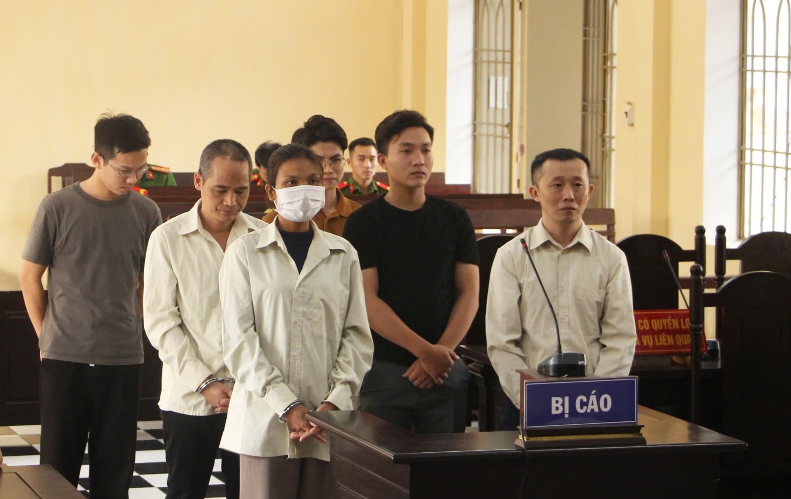 6 bị cáo