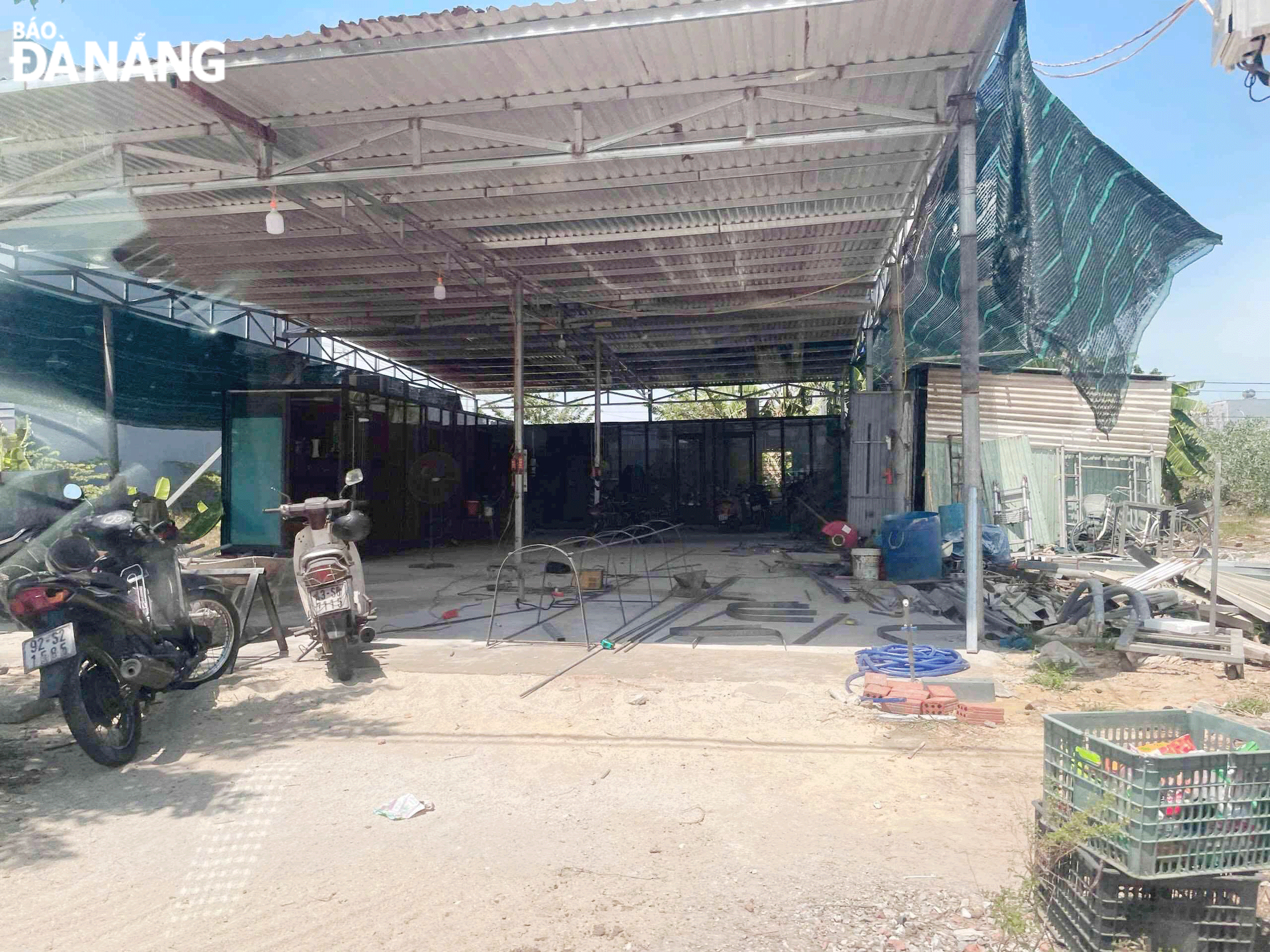 Người dân phản ánh hộ ông H.H tại phường Hòa Quý dựng nhà container trái phép. Ảnh: KHÁNH HUYỀN