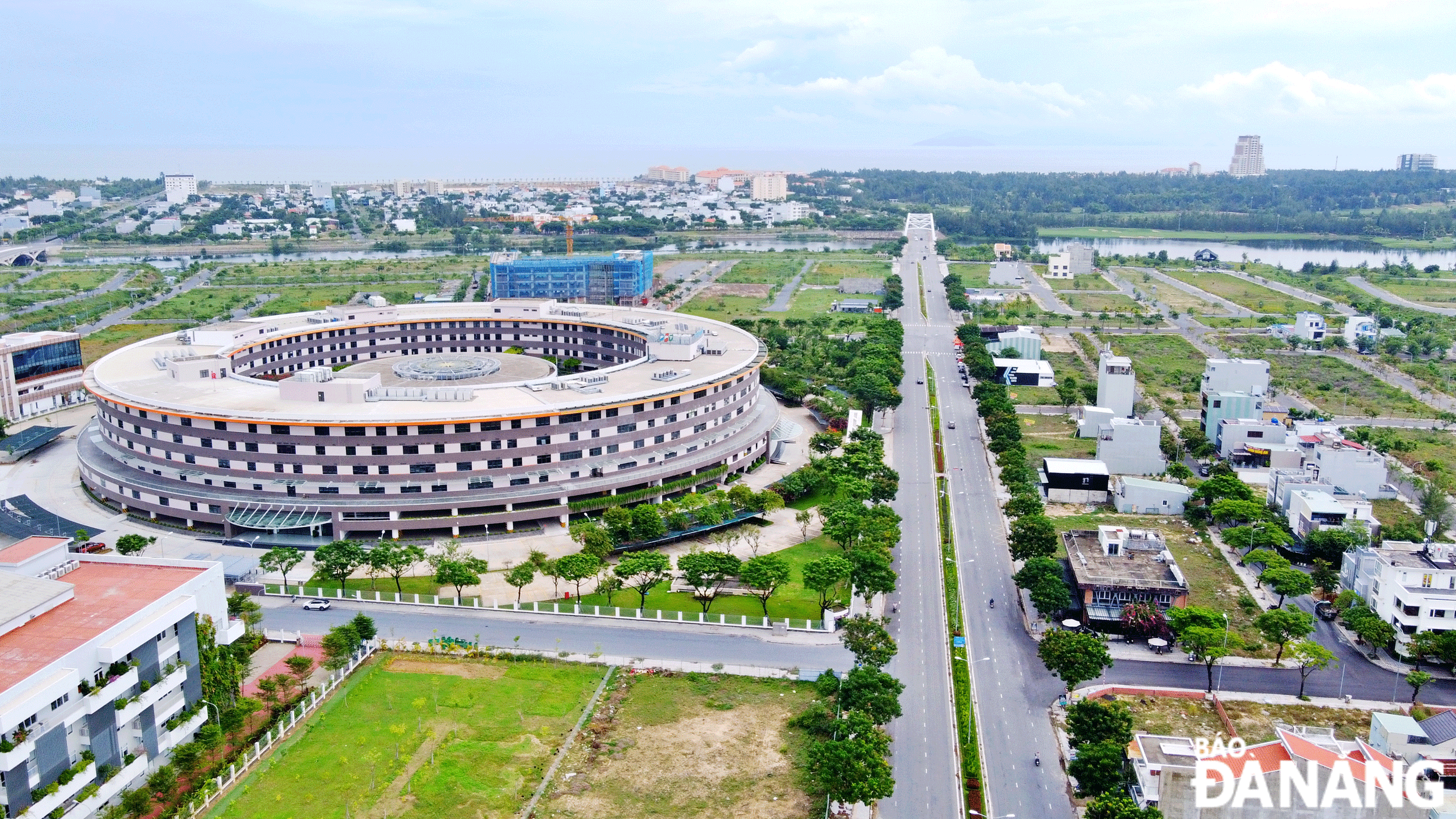 Không gian phân khu Đổi mới sáng tạo được kết nối bằng 2 hành lang chính: Hành lang Đổi mới và Hành lang Tri thức. TRONG ẢNH: Khu đô thị công nghệ FPT tại quận Ngũ Hành Sơn nhìn từ trên cao. Ảnh: Xuân Sơn