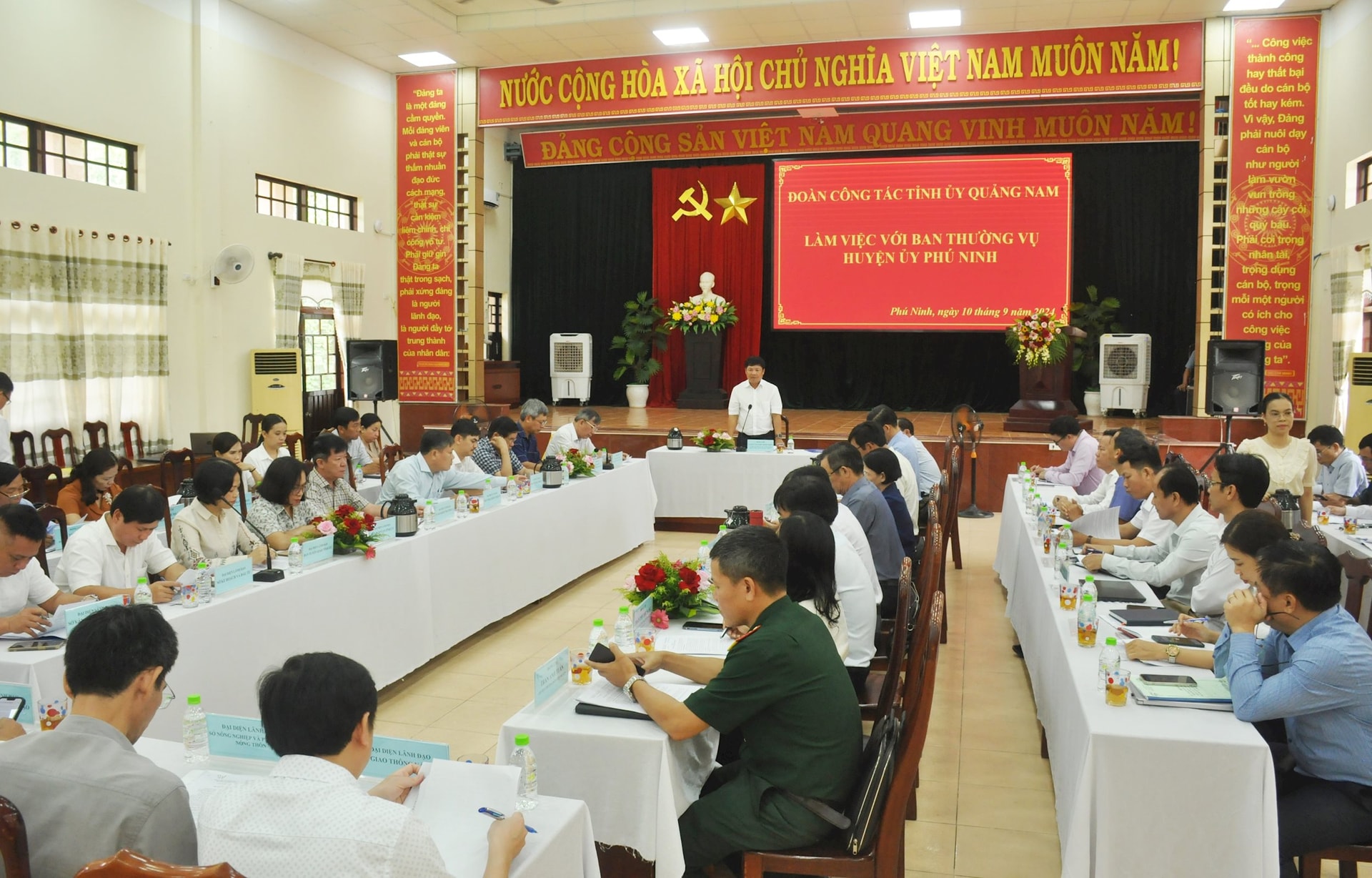 Bí thư Tỉnh ủy Lương Nguyễn Minh Triết chủ trì cuộc làm việc với Ban Thường vụ Huyện ủy Phú Ninh về tình hình thực hiện các nhiệm vụ chính trị tại địa phương từ đầu năm 2024 đến nay. Ảnh: N.Đ