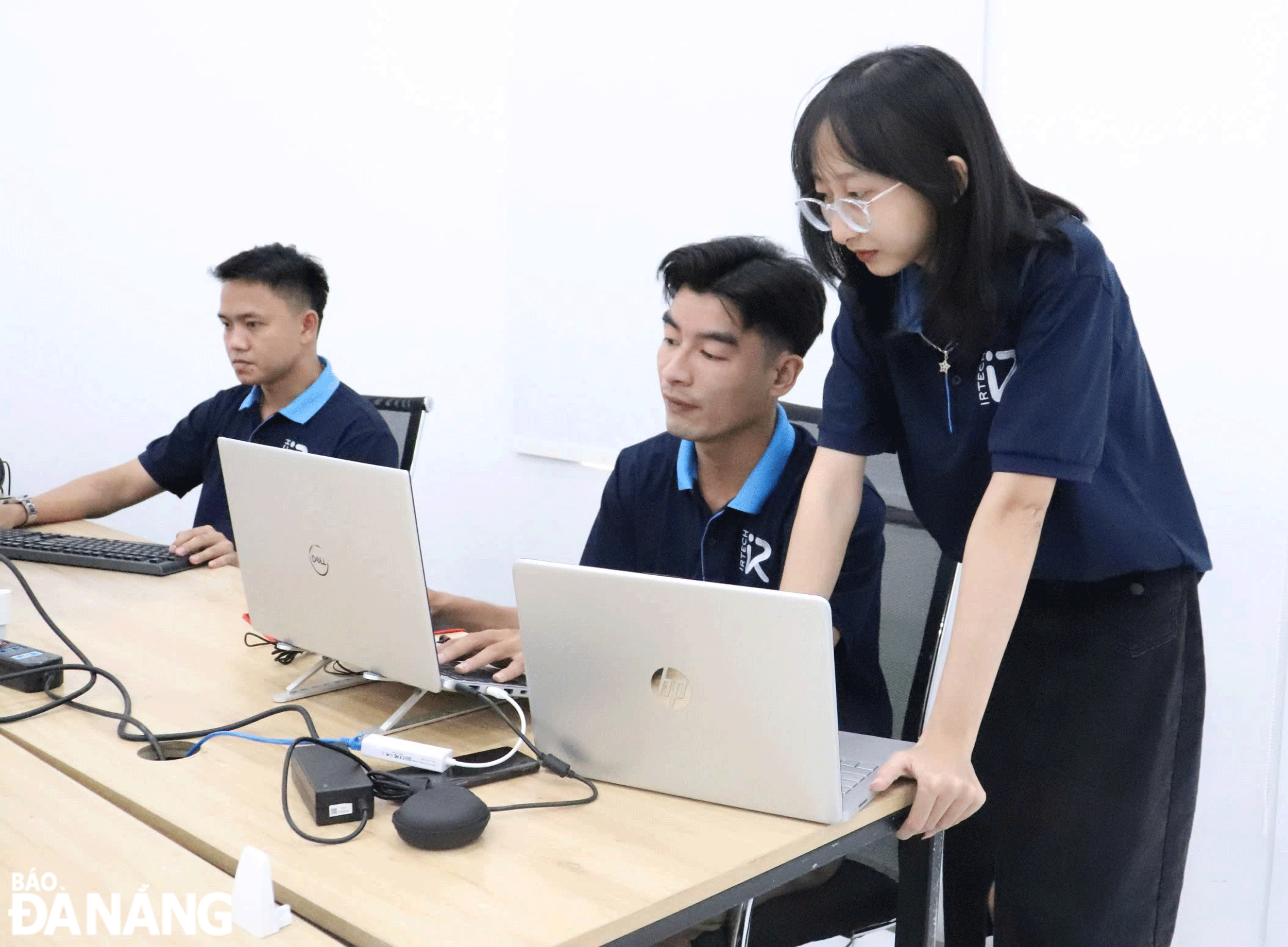 Nhân viên làm việc tại Công ty CP Công nghệ Irtech (phường Hòa Minh, quận Liên Chiểu). Ảnh: C.T