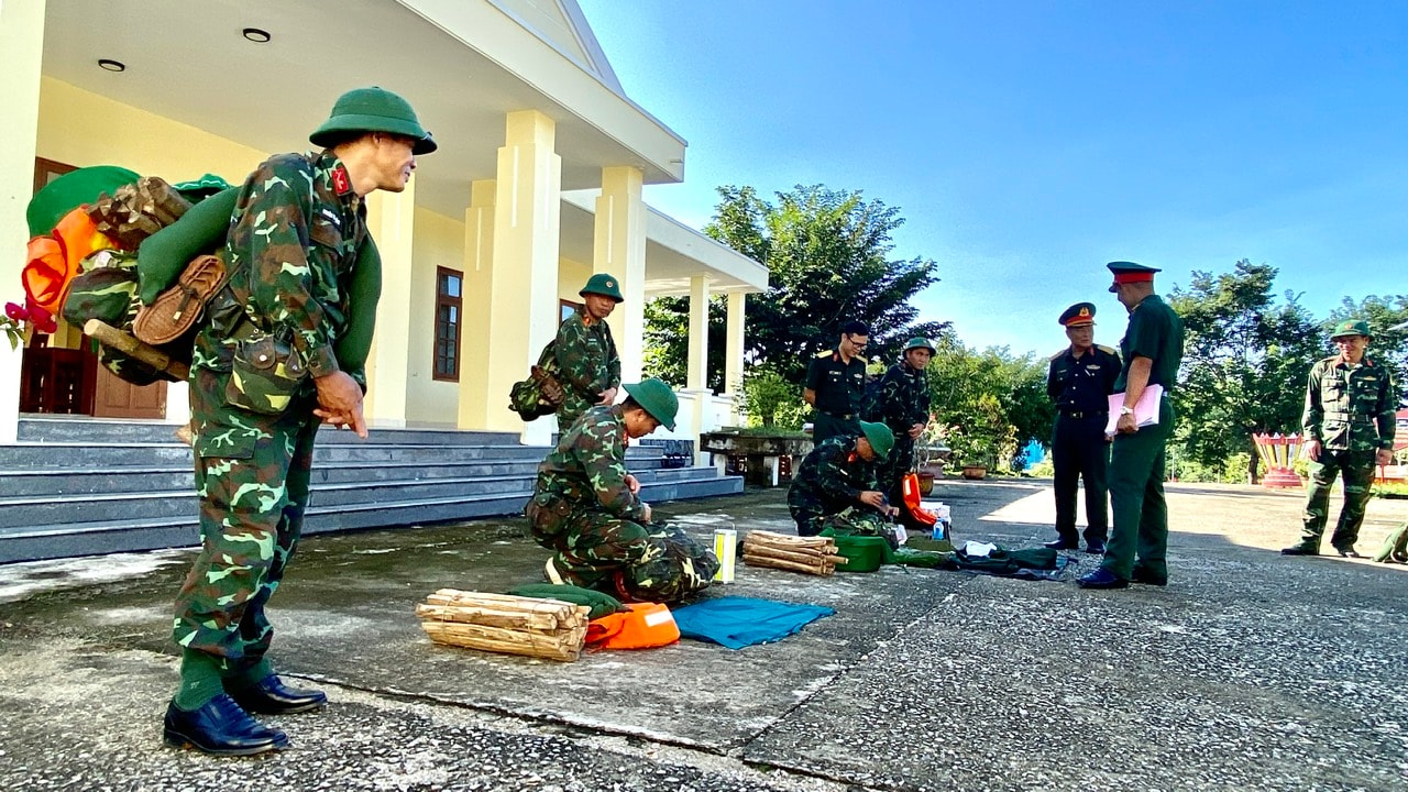 Kiểm tra nội dung phòng chống lụt bão. Ảnh: T.P