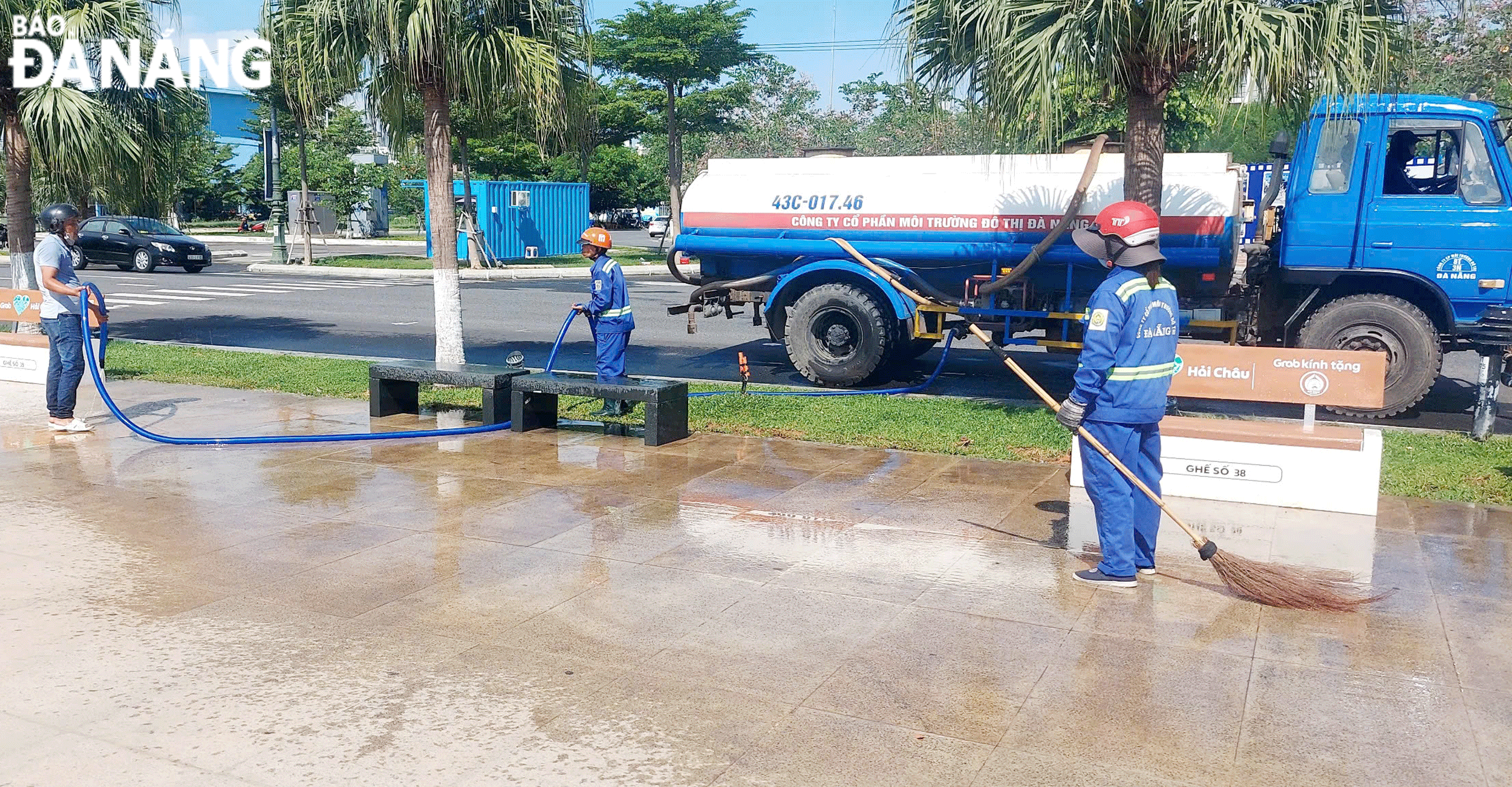 Công nhân Xí nghiệp Môi trường Hải Châu tiến hành dọn vệ sinh tuyến phố. Ảnh: THÀNH LÂN
