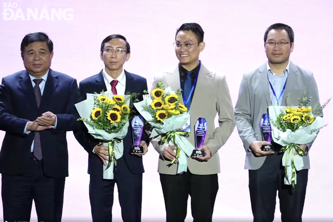 Giám đốc Trung tâm Nghiên cứu, đào tạo thiết kế vi mạch và trí tuệ nhân tạo Đà Nẵng Lê Hoàng Phúc (thứ 2, phải qua) đại diện Đà Nẵng nhận cúp và giấy chứng nhận