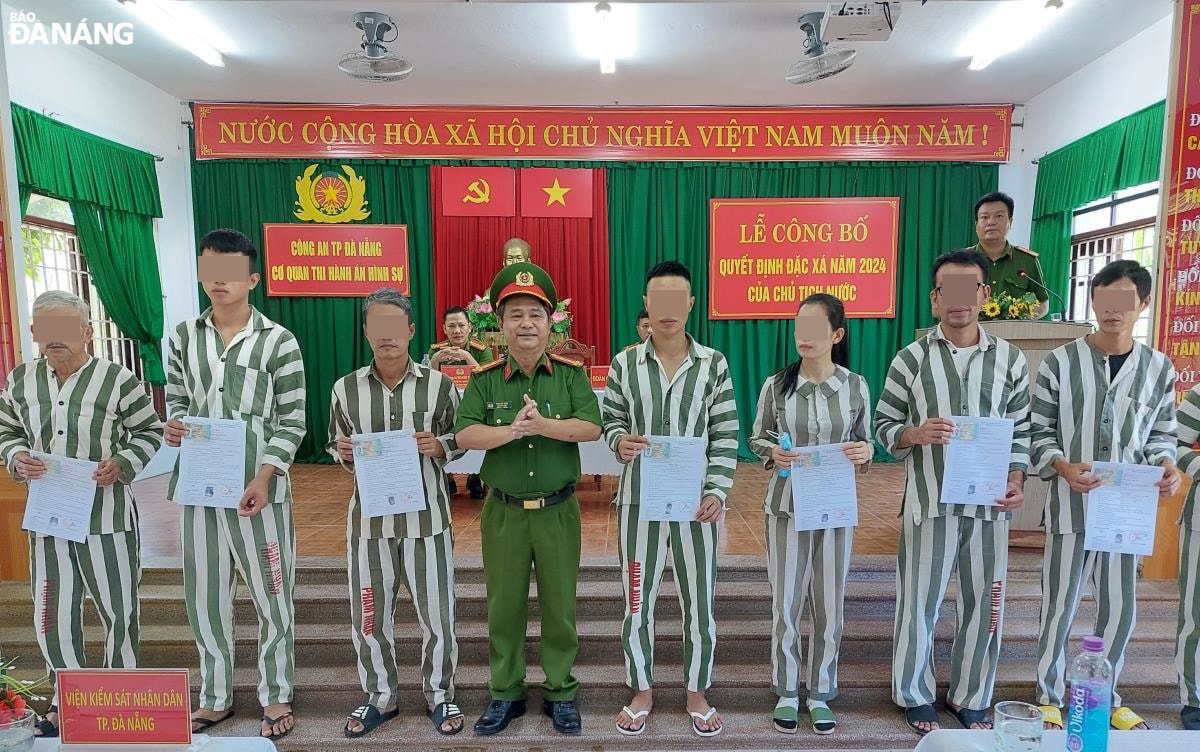 Đại tá Phan Văn Dũng trao quyết định đặc xá năm 2024 của Chủ tịch nước cho các phạm nhân.