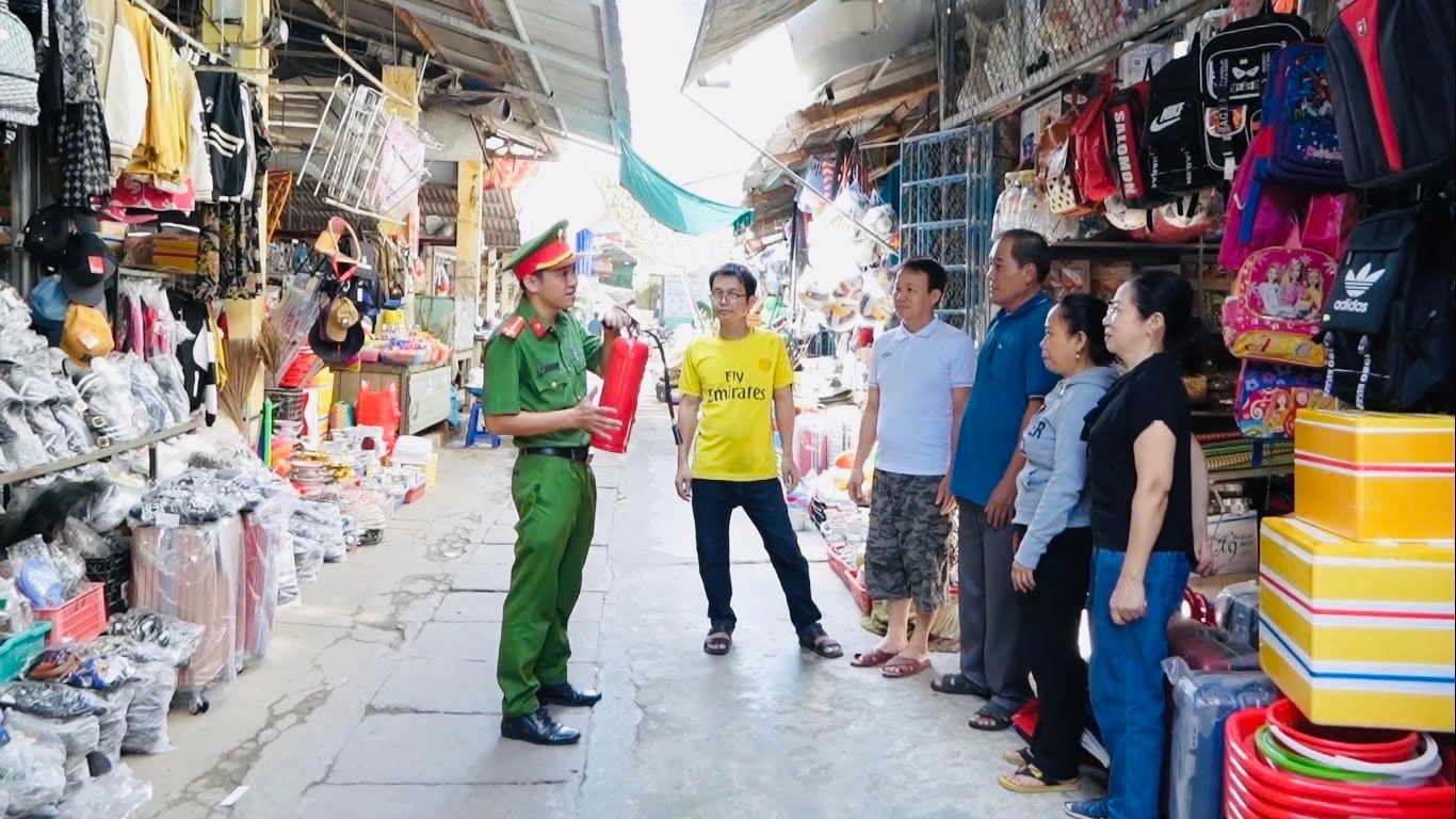 Công an xã Bình An thường xuyên kiểm tra, hướng dẫn người dân thực hành về PCCC.