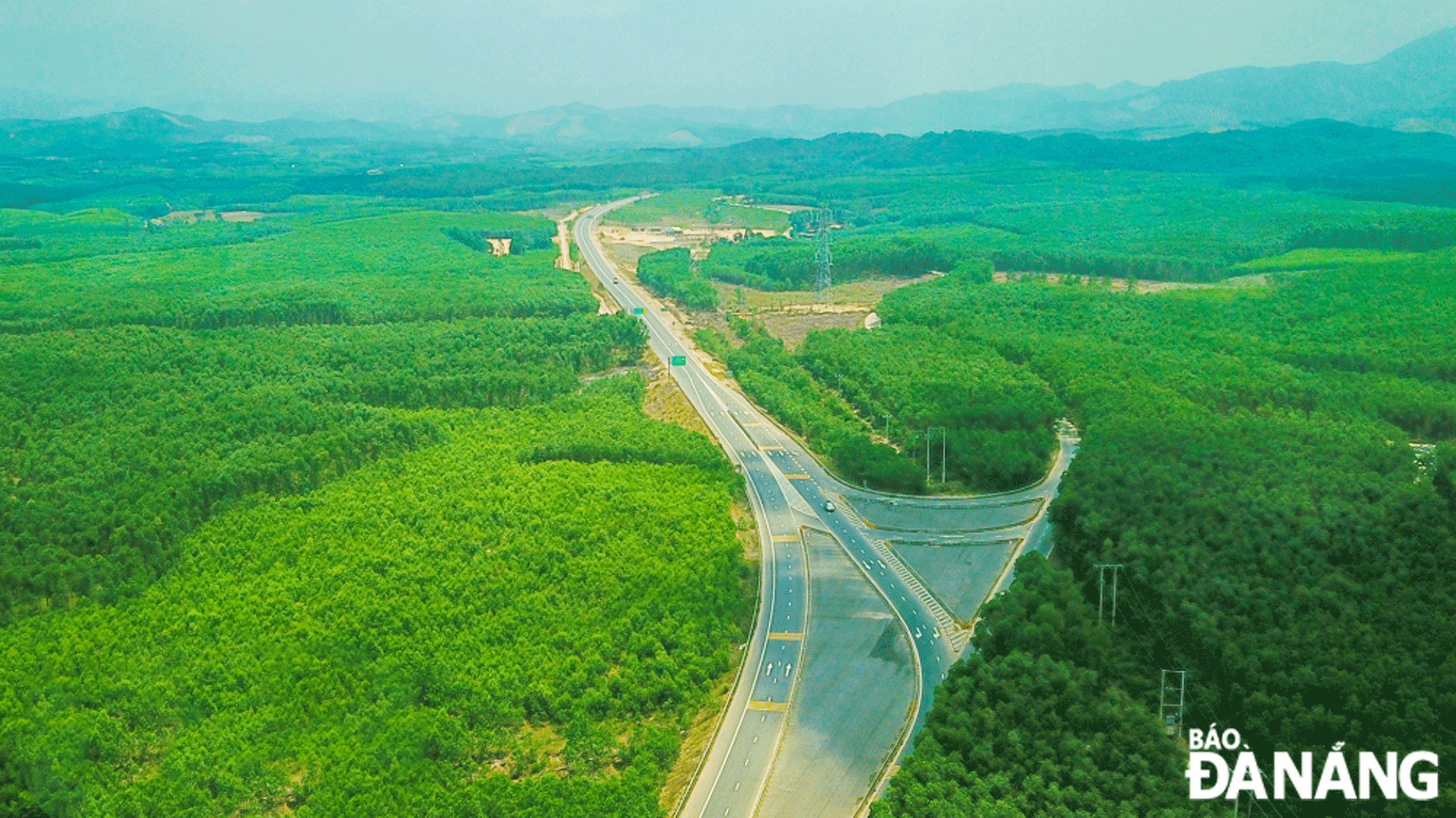 Một đoạn cao tốc Hòa Liên - La Sơn. Ảnh: THÀNH LÂN