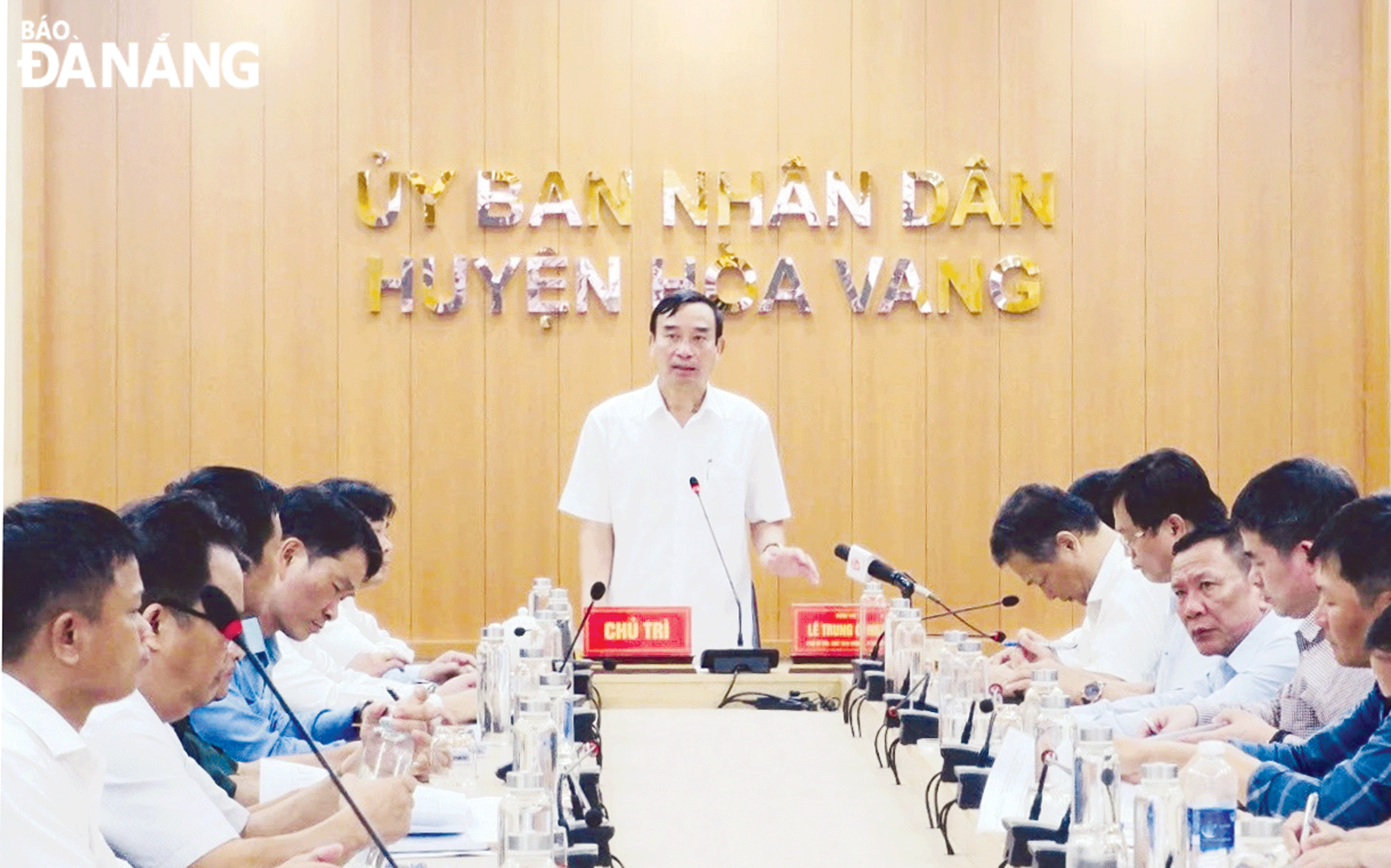 Chủ tịch UBND thành phố Lê Trung Chinh làm việc với các đơn vị liên quan. Ảnh: M.Q