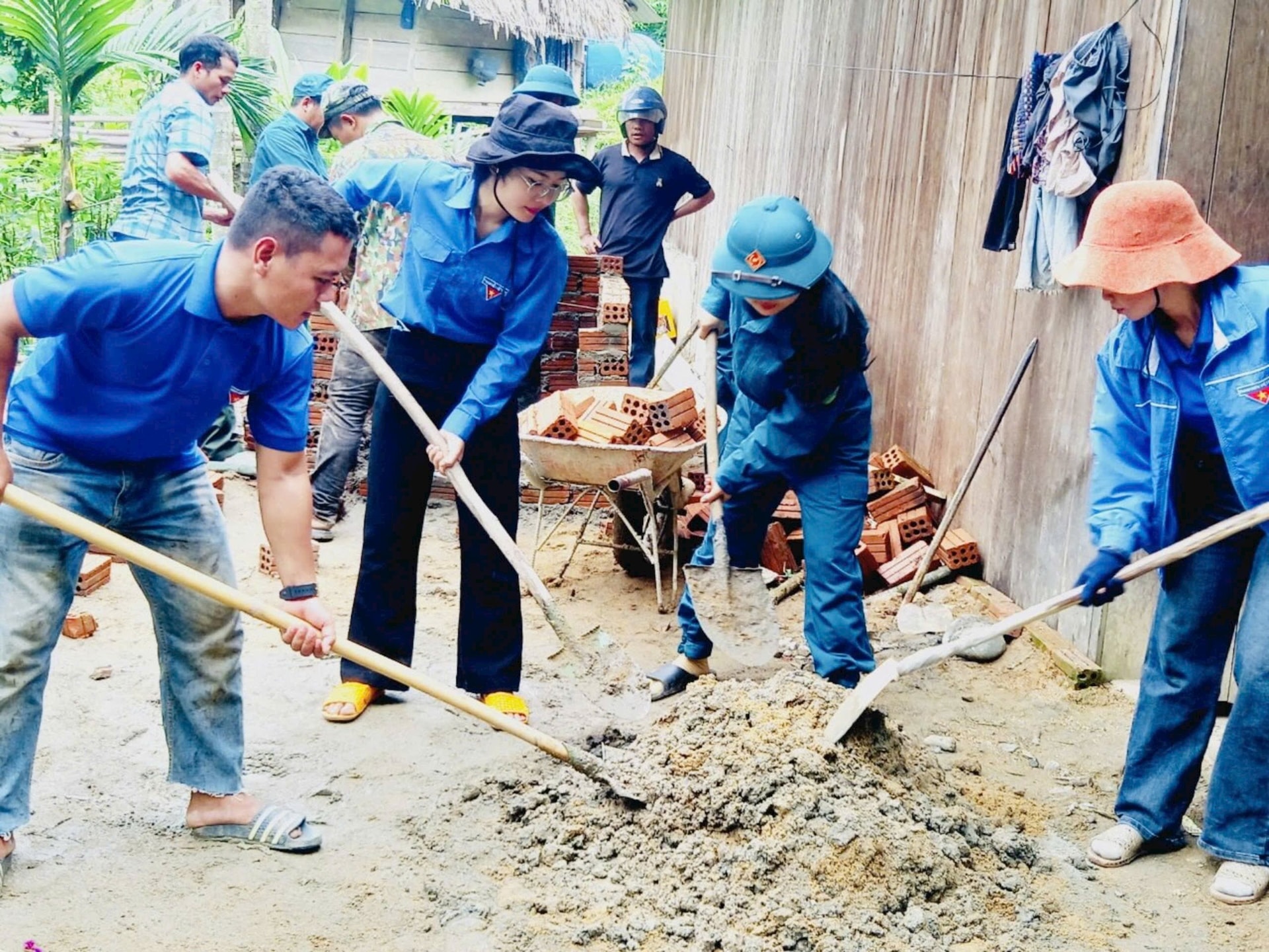 Thanh niên huyện Nam Giang hỗ trợ công lao động giúp hộ nghèo làm nhà ở. Ảnh: Y THƠM