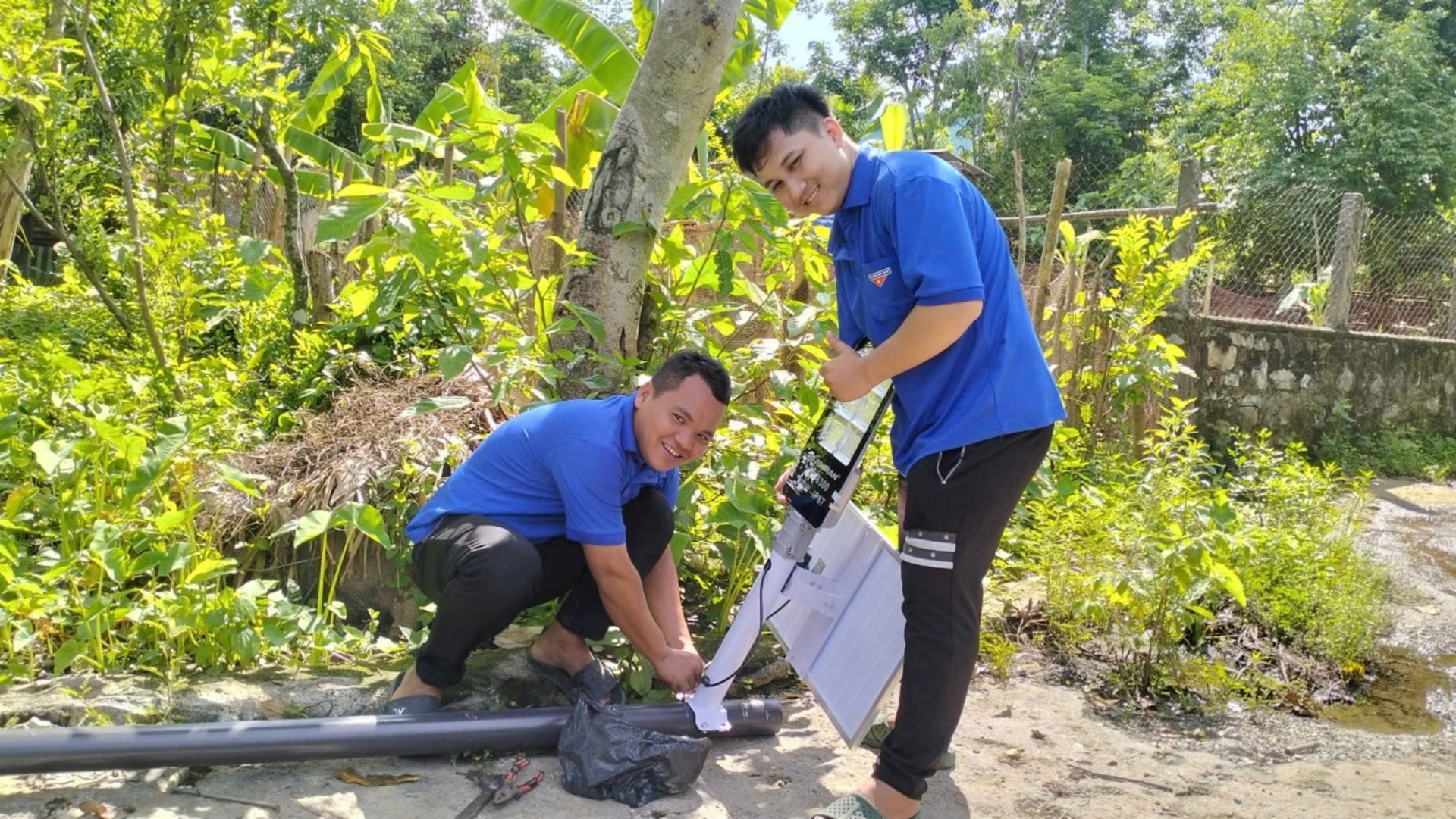 Thanh niên xã Zuôih lắp đặt đèn năng lượng mặt trời tại tuyến đường nông thôn thôn Công Dồn. Ảnh: Y THƠM