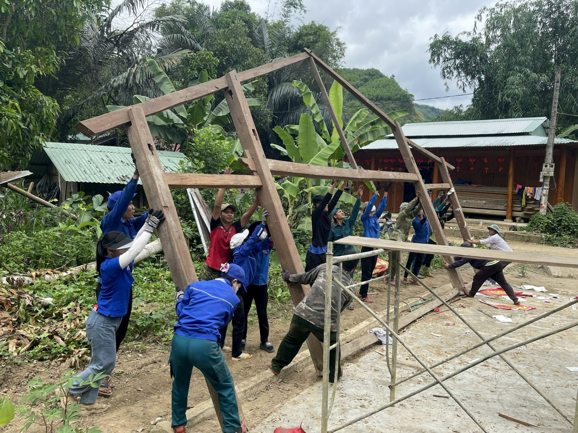 Tuổi trẻ huyện Nam Giang hỗ trợ công lao động giúp Nhân dân dựng nhà ở. Ảnh: Y THƠM