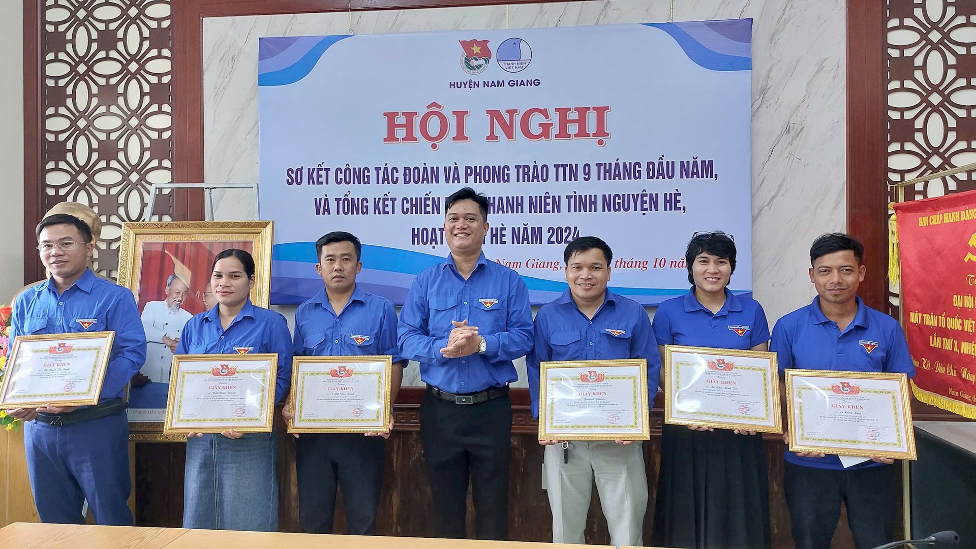 Huyện đoàn Nam Giang tặng giấy khen cho 7 tập thể hoàn thành xuất sắc trong Chiến dịch hè tình nguyện năm 2024. Ảnh: Y THƠM