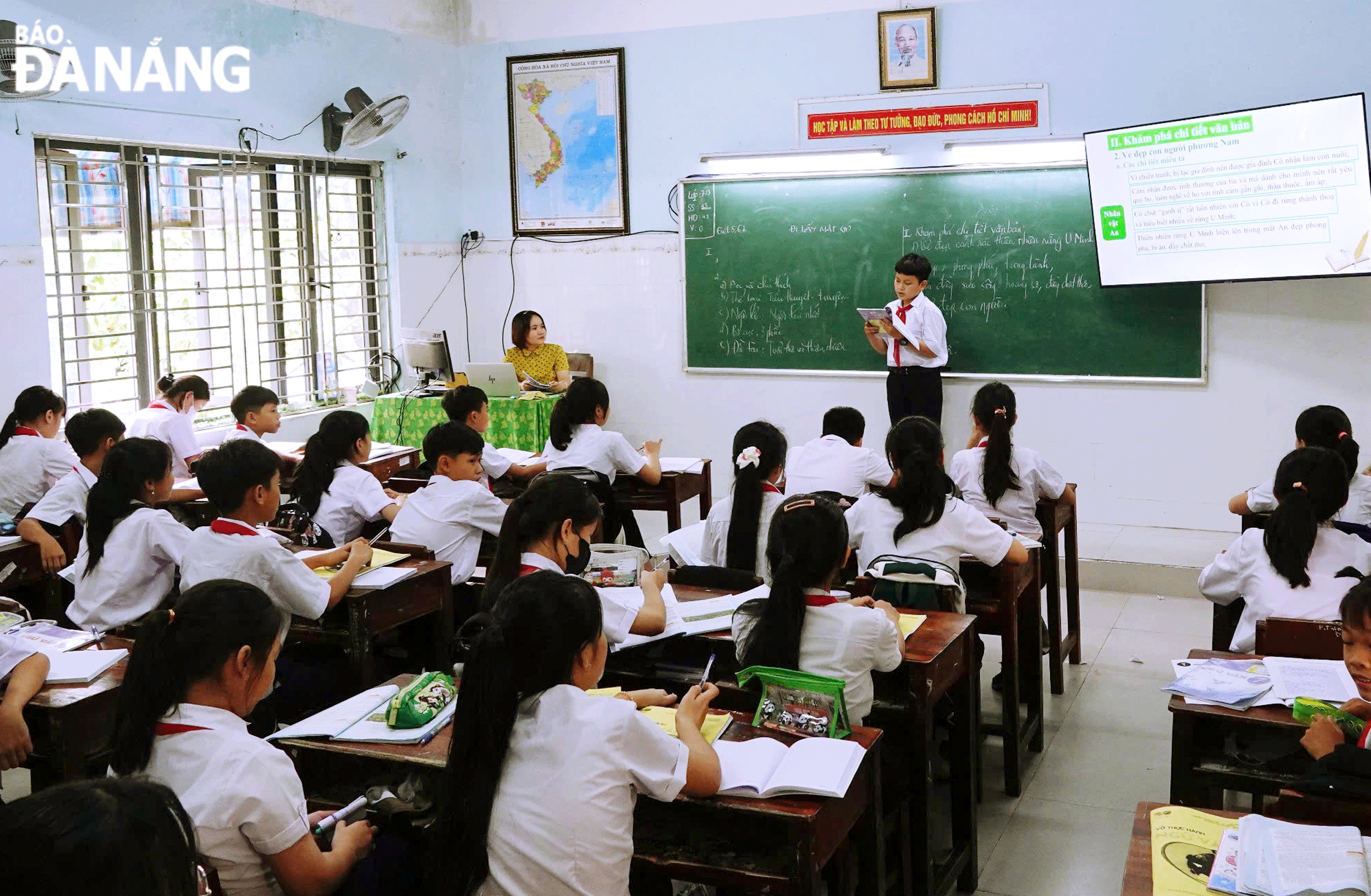 Các lớp học của Trường THCS Đỗ Thúc Tịnh (huyện Hòa Vang) được trang bị máy tính, máy chiếu, thuận lợi trong triển khai hoạt động dạy học cho học sinh. Ảnh: NGỌC HÀ