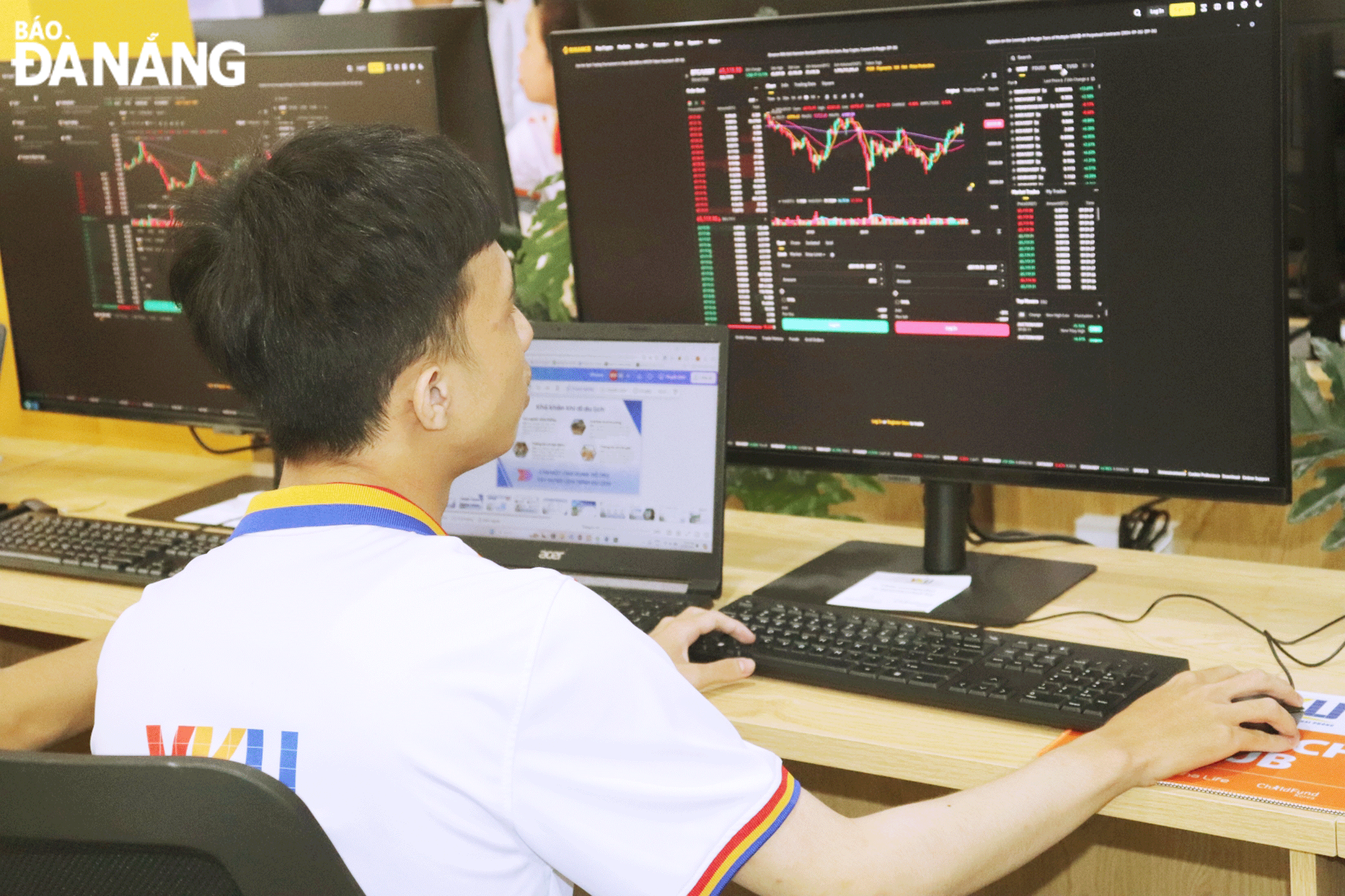 Sinh viên trải nghiệm học tập tại Trung tâm Đào tạo, nghiên cứu và đổi mới sáng tạo - VKU Fintech Hub, Trường Đại học Công nghệ thông tin và Truyền thông Việt - Hàn. Ảnh: NGỌC HÀ