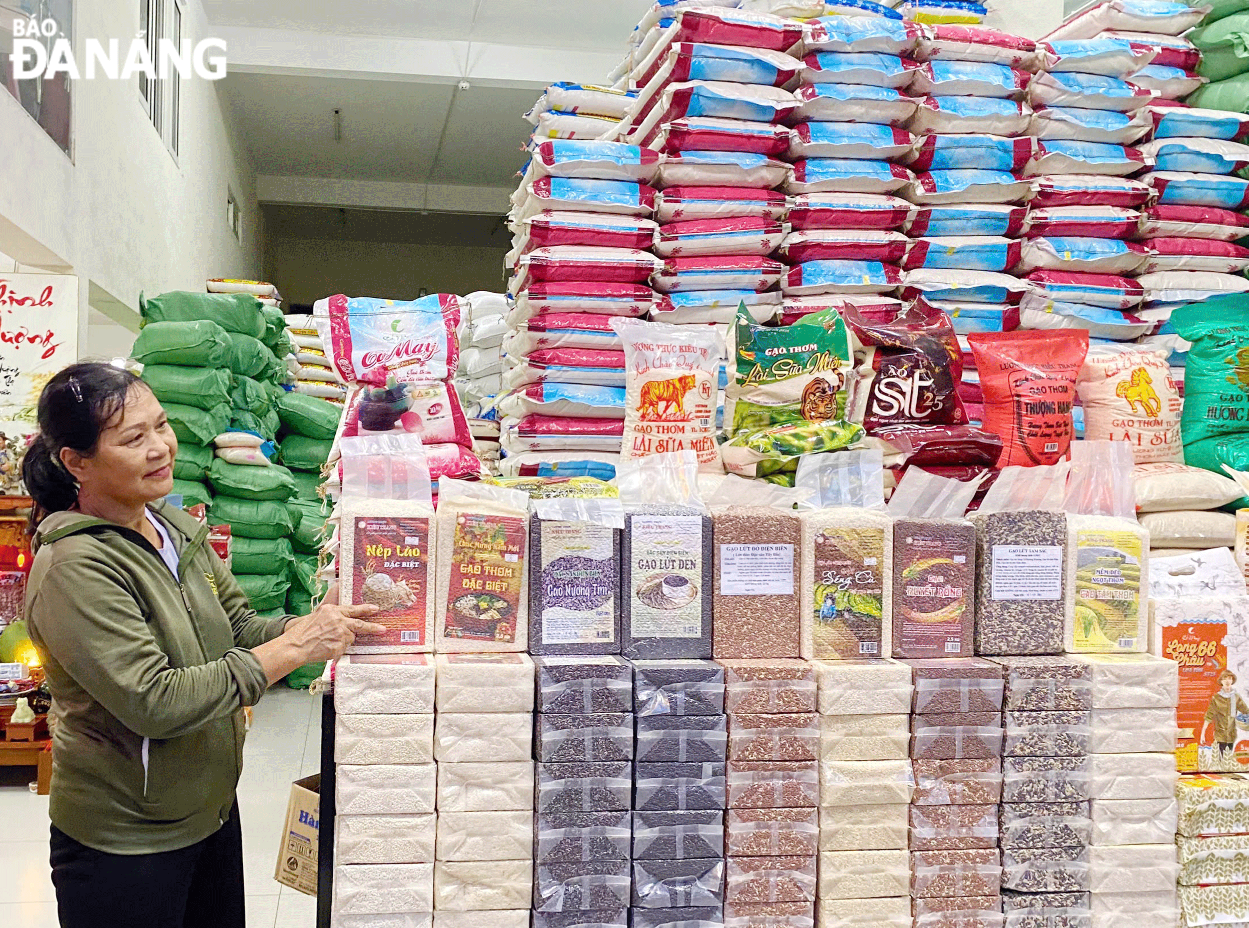 Sẵn sàng nguồn hàng cung ứng lương thực trong mùa mưa bão. TRONG ẢNH: Cửa hàng lương thực Kiều Trang (đường Điện Biên Phủ, quận Thanh Khê). Ảnh: MAI LY