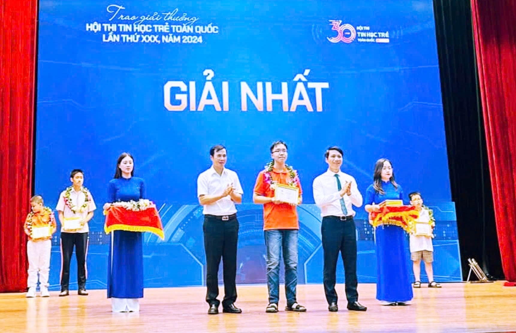 Em Nguyễn Văn Minh (hàng đầu, giữa) đoạt giải Nhất Tin học trẻ toàn quốc bảng B tháng 8-2024  Ảnh: NVCC
