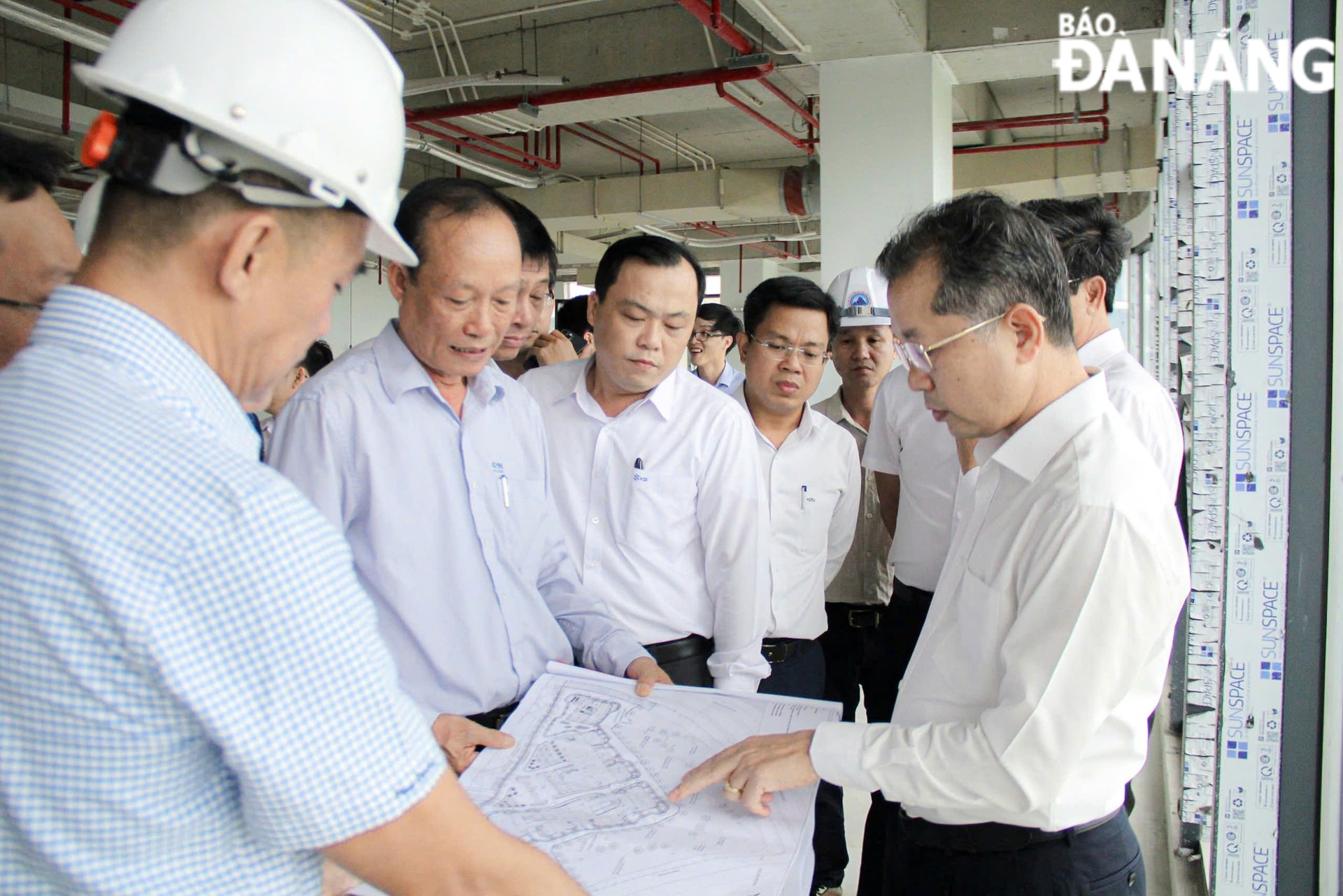 Bí thư Thành ủy Nguyễn Văn Quảng yêu cầu các đơn vị liên quan bổ sung một số biện pháp cải thiện môi trường, cảnh quan tại Khu công viên phần mềm số 2. Ảnh: C.T - M.Q