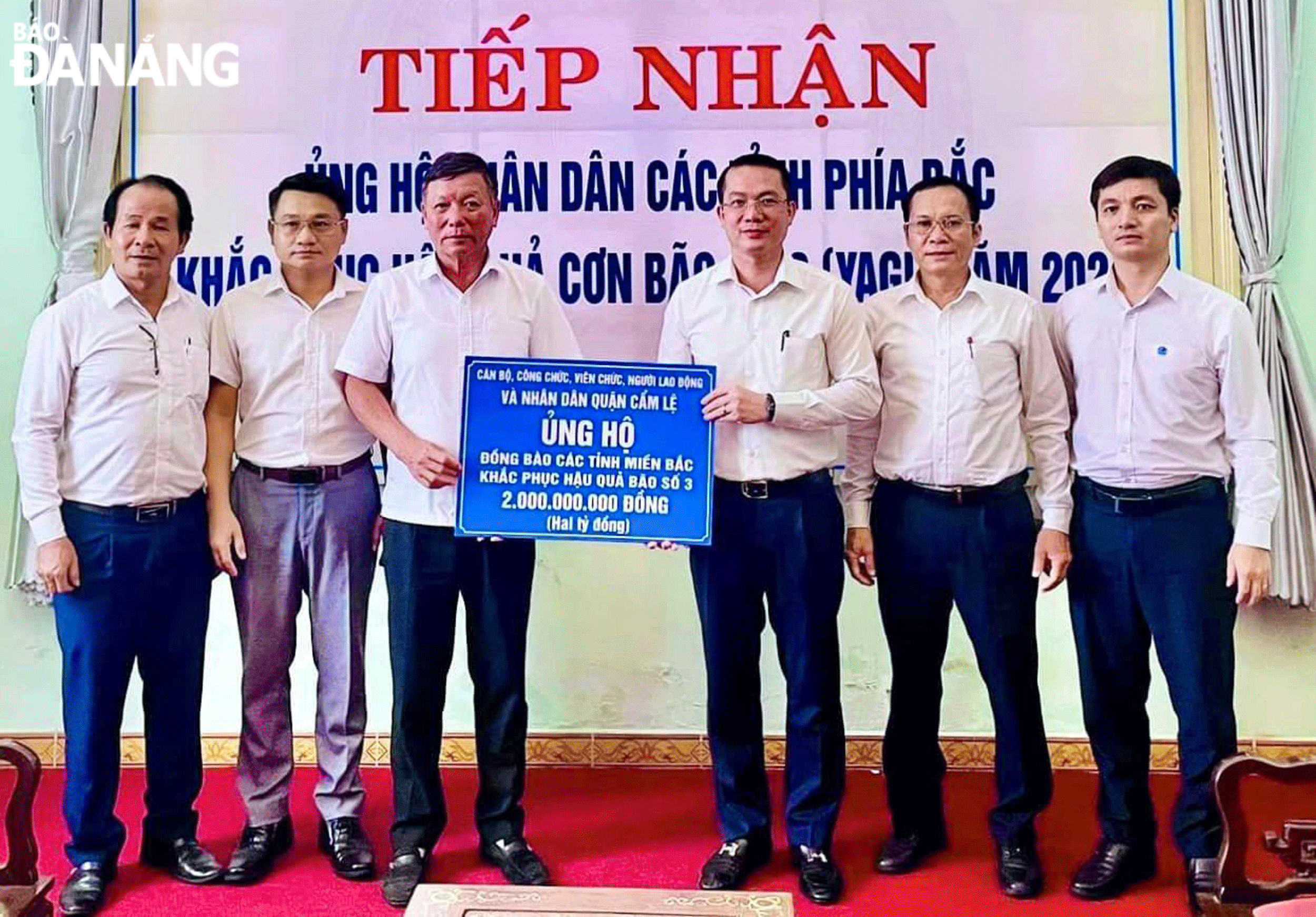 Ban Thường trực Ủy ban MTTQ Việt Nam thành phố tiếp nhận ủng hộ từ cán bộ, công chức, viên chức, người lao động và nhân dân quận Cẩm Lệ. Ảnh: M.T