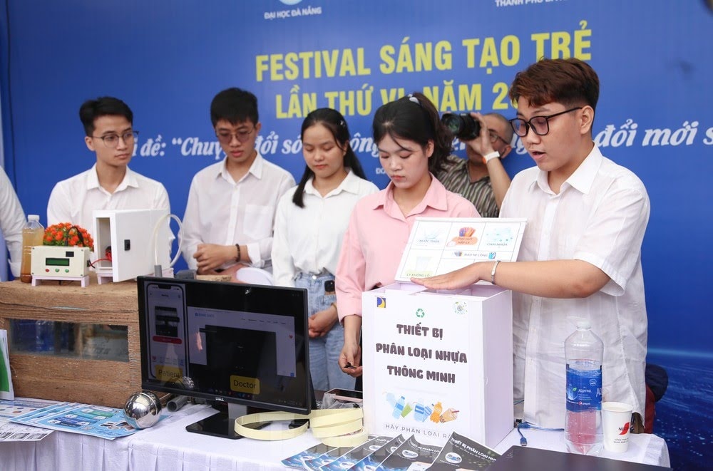  Một gian triển lãm sản phẩm nghiên cứu khoa học công nghệ của sinh viên Đại học Đà Nẵng. Ảnh NT.B