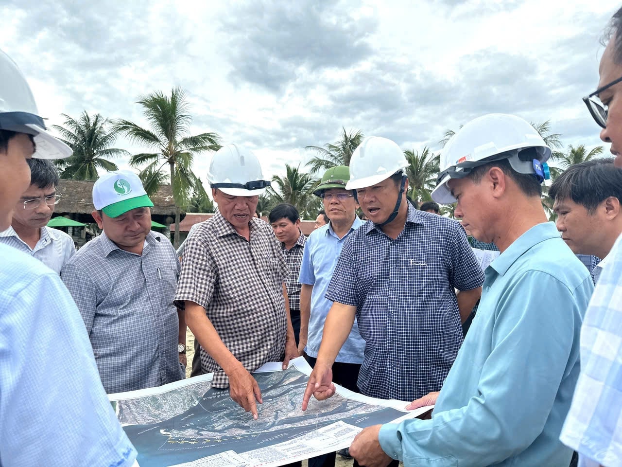 Bí thư Tỉnh ủy Lương Nguyễn Minh Triết cùng đoàn công tác kiểm tra dự án phòng chống thiên tai tại bờ biển Cửa Đại, Hội An, vào đầu tháng 9.2024. Ảnh T.C