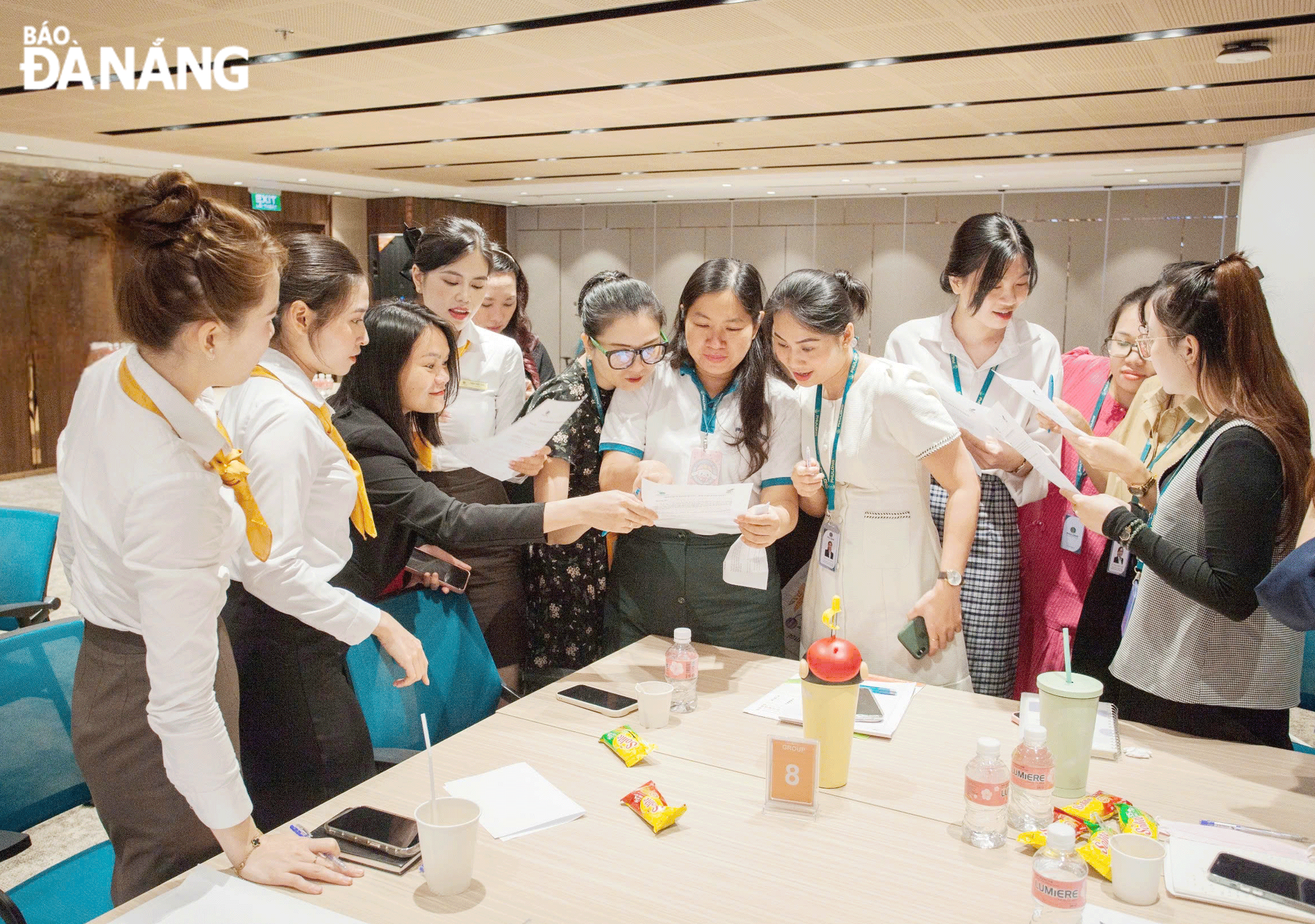 Các doanh nghiệp rất quan tâm đến chất lượng nhân lực, nâng cao chất lượng dịch vụ. Trong ảnh: Một buổi đào tạo nghiệp vụ tại chỗ của Công ty CP Bắc Mỹ An Đà Nẵng. Ảnh: THU HÀ