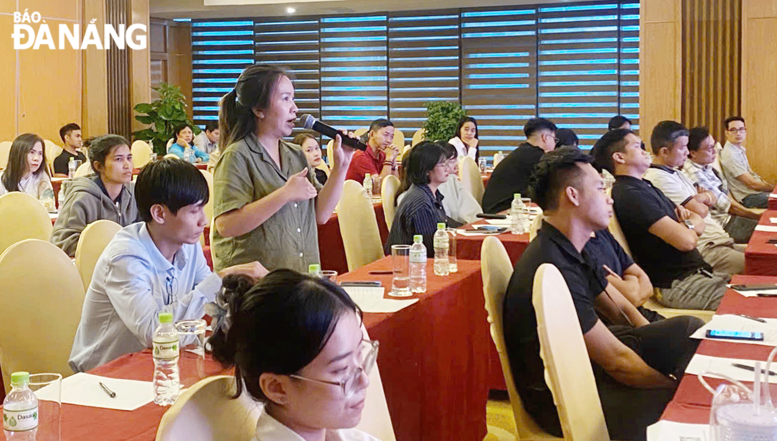 Nhân lực ngành du lịch rất chủ động trong việc nâng cao kiến thức, kỹ năng. Trong ảnh: Các hướng dẫn viên đang trao đổi nghiệp vụ tại một hoạt động đào tạo đầu tháng 10. Ảnh: THU HÀ