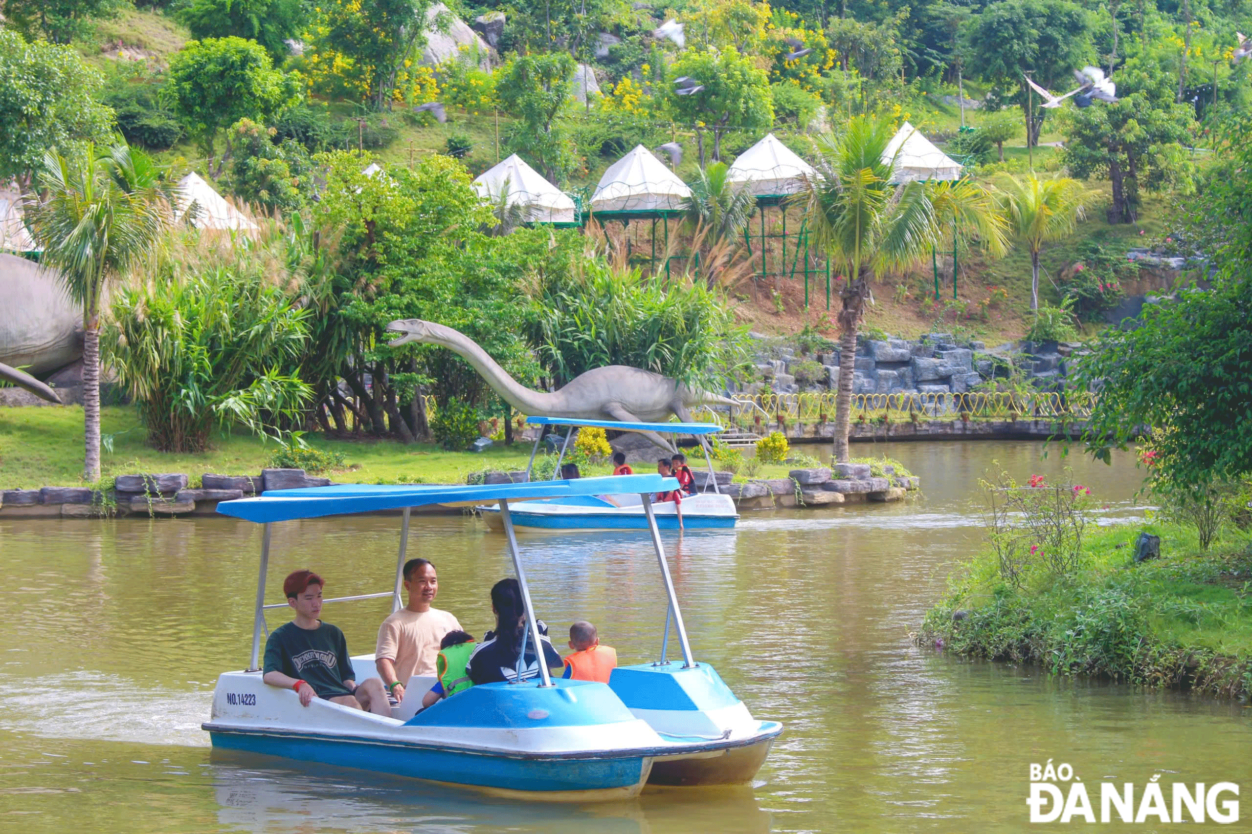 Làm mới các sản phẩm du lịch chất lượng cao góp phần thu hút đa dạng thị trường khách. TRONG ẢNH: Du khách trải nghiệm chèo thuyền tại Công viên suối khoáng nóng Núi Thần Tài. Ảnh: THU HÀ