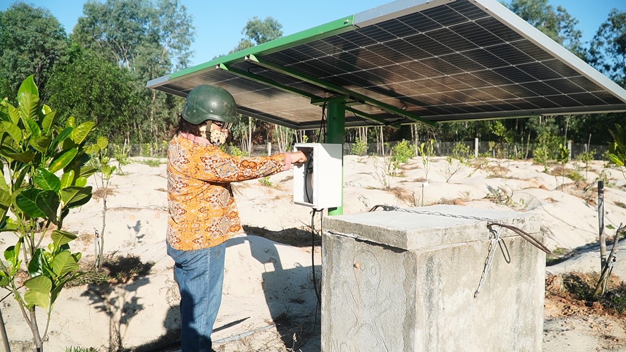 Mô hình tưới tiêu tự động bằng năng lượng mặt trời của gia đình bà Lê Thị Hà. Ảnh: H.Đ