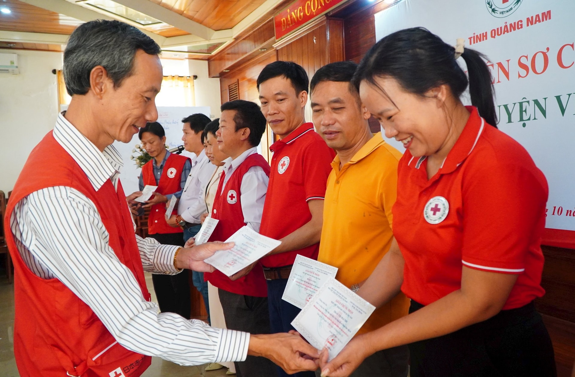 Ông Lê Tấn Minh - Chủ tịch Hội CTĐ tỉnh trao giấy chứng nhận cho các tình nguyện viên hoàn thành khóa huấn luyện. Ảnh