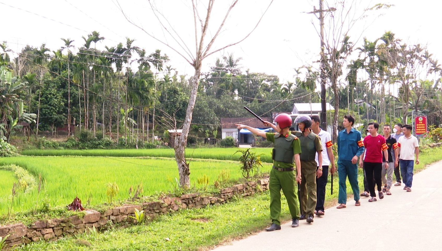 Công an xã Tiên Cảnh cùng với lực lượng bảo vệ an ninh cơ sở tham gia tuần tra, kiểm soát địa bàn. Ảnh:N.HƯNG