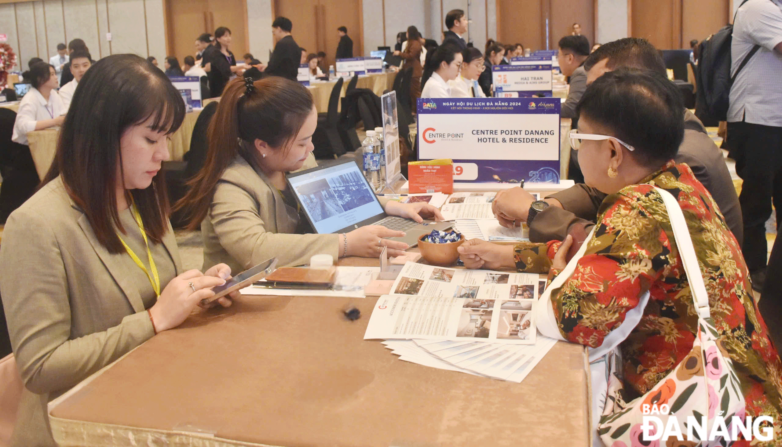 Các doanh nghiệp lữ hành, kinh doanh dịch vụ đều đang hướng tới chuyển đổi số để mang lại nhiều tiện ích cho du khách. Trong ảnh: Doanh nghiệp gặp gỡ, kết nối tại Ngày hội Du lịch Đà Nẵng 2024.  Ảnh: THU HÀ