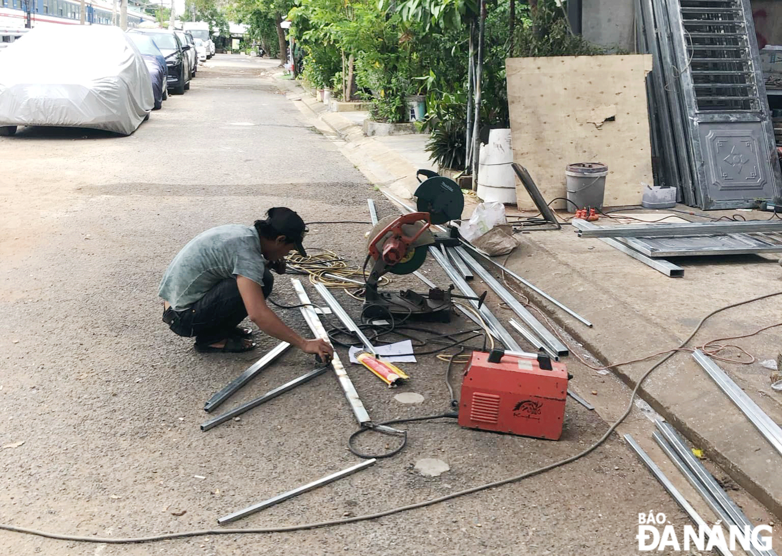 Công ty Phú Cường Thịnh thường xuyên hoạt động lấn chiếm vỉa hè, lòng,  lề đường và phun sơn phát tán mùi hôi trong khu dân cư. Ảnh: K.H