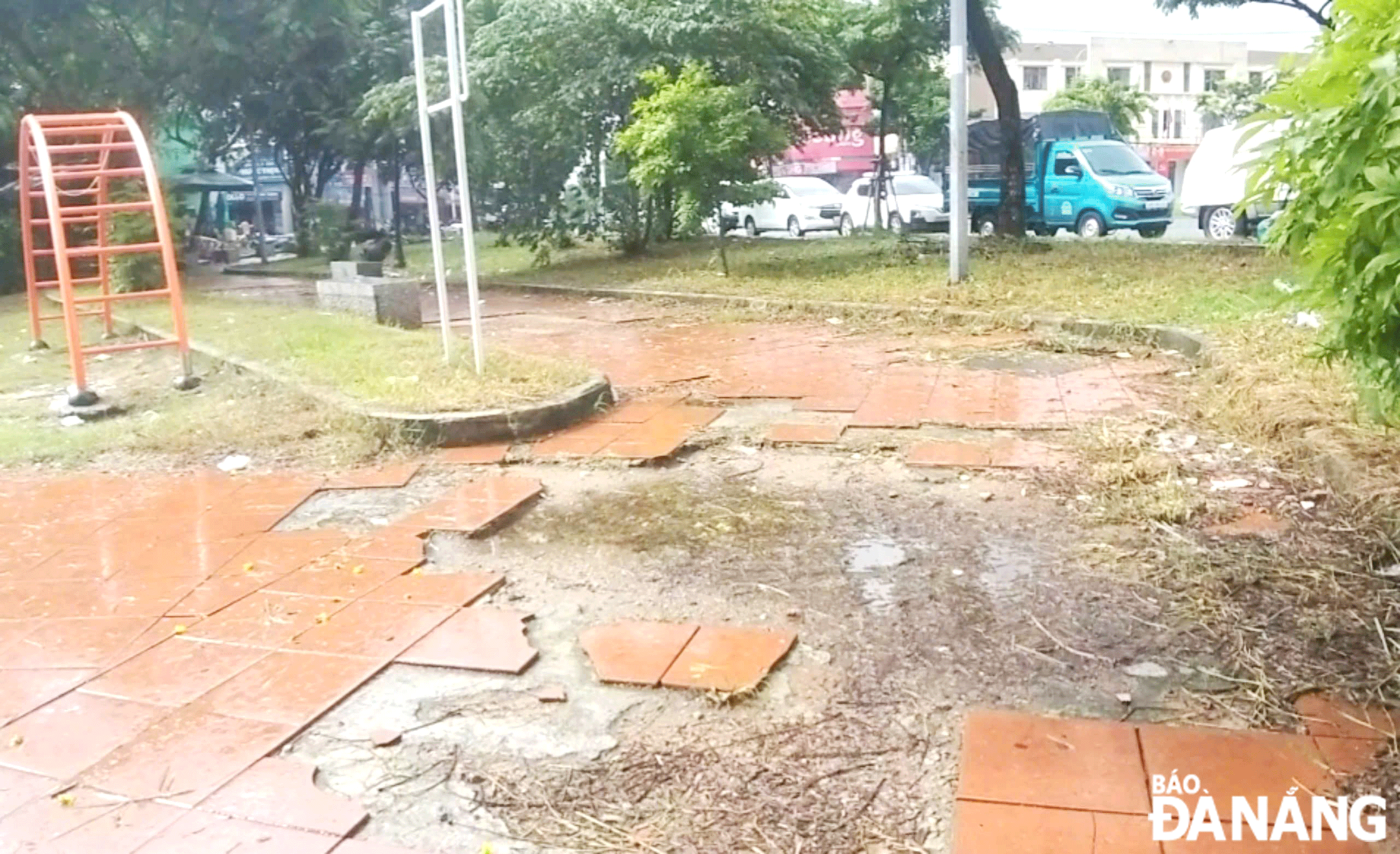 Khu công viên công cộng trên đường Trần Quang Khải, sát cạnh nhà văn hóa phường Thọ Quang (quận Sơn Trà) đang trong tình trạng xuống cấp nghiêm trọng, nhiều vị trí nền gạch bị bong tróc, đọng nước, hư hỏng nặng. Ảnh: ĐẮC MẠNH