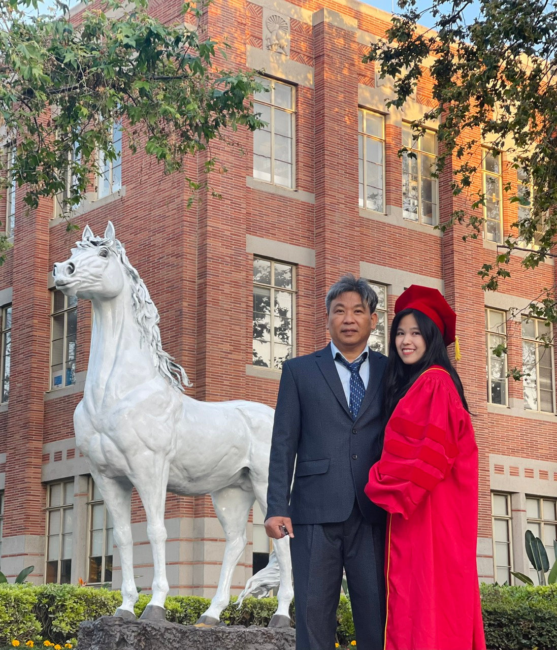 Lê Thị Thu Nguyệt hoàn thành chương trình Tiến sĩ ngành Toán ứng dụng tại Mỹ và hiện làm việc tại JP Morgan Chase, tập đoàn tài chính hàng đầu thế giới. TRONG ẢNH: Nguyệt cùng với ba - người đặt viên gạch đầu tiên cho niềm đam mê học Toán của Nguyệt. Ảnh: NVCC