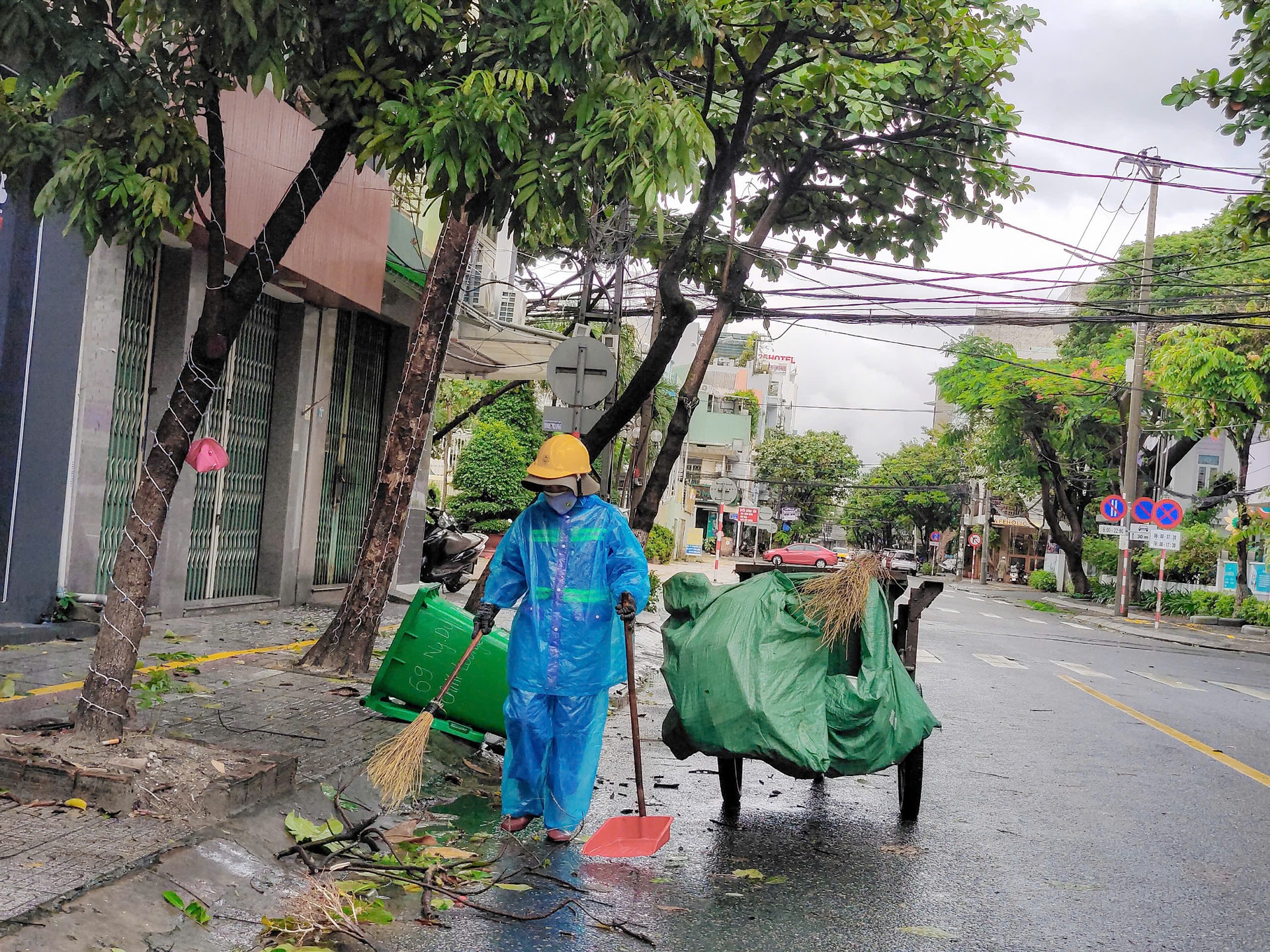 Các công nhân môi trường là lực lượng nòng cốt để xử lý rác, chất thải phát sinh sau cơn bão số 6 (bão TRAMI).