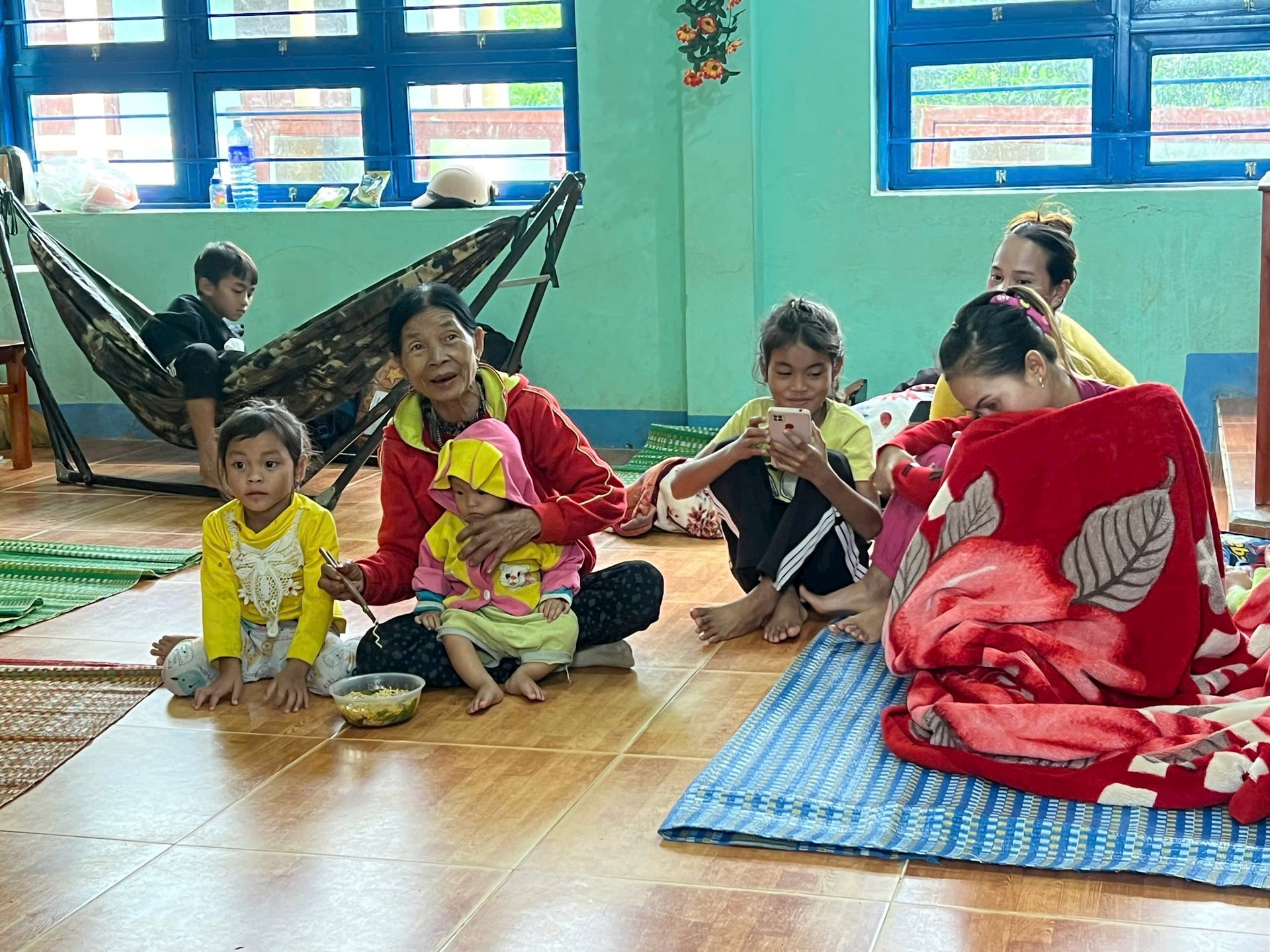 NGUOI DAN TA TUC TRUONG HOC LANG NA NO