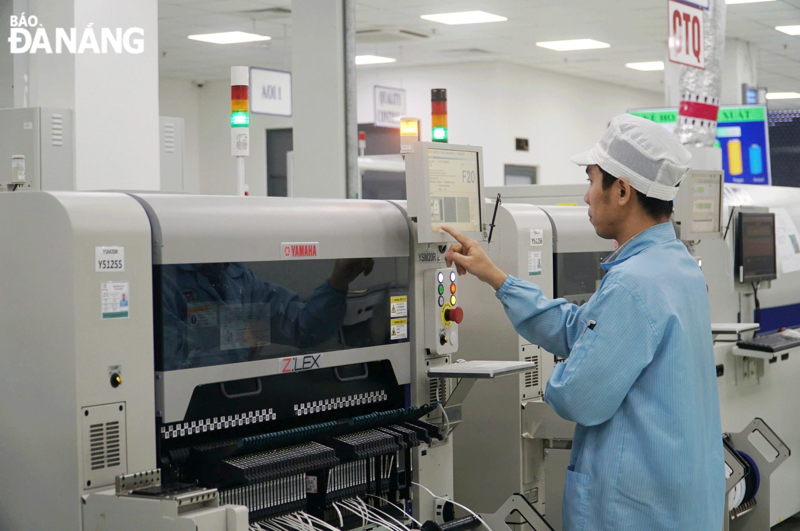 Năm 2024, Chương trình hợp tác triển khai dự án tư vấn phát triển nhà máy thông minh tại Đà Nẵng hỗ trợ triển khai tư vấn cho 3 doanh nghiệp tại Đà Nẵng. Trong ảnh: Kỹ sư làm việc tại Công ty Trungnam EMS (Khu Công nghệ cao, huyện Hòa Vang). Ảnh: VĂN HOÀNG