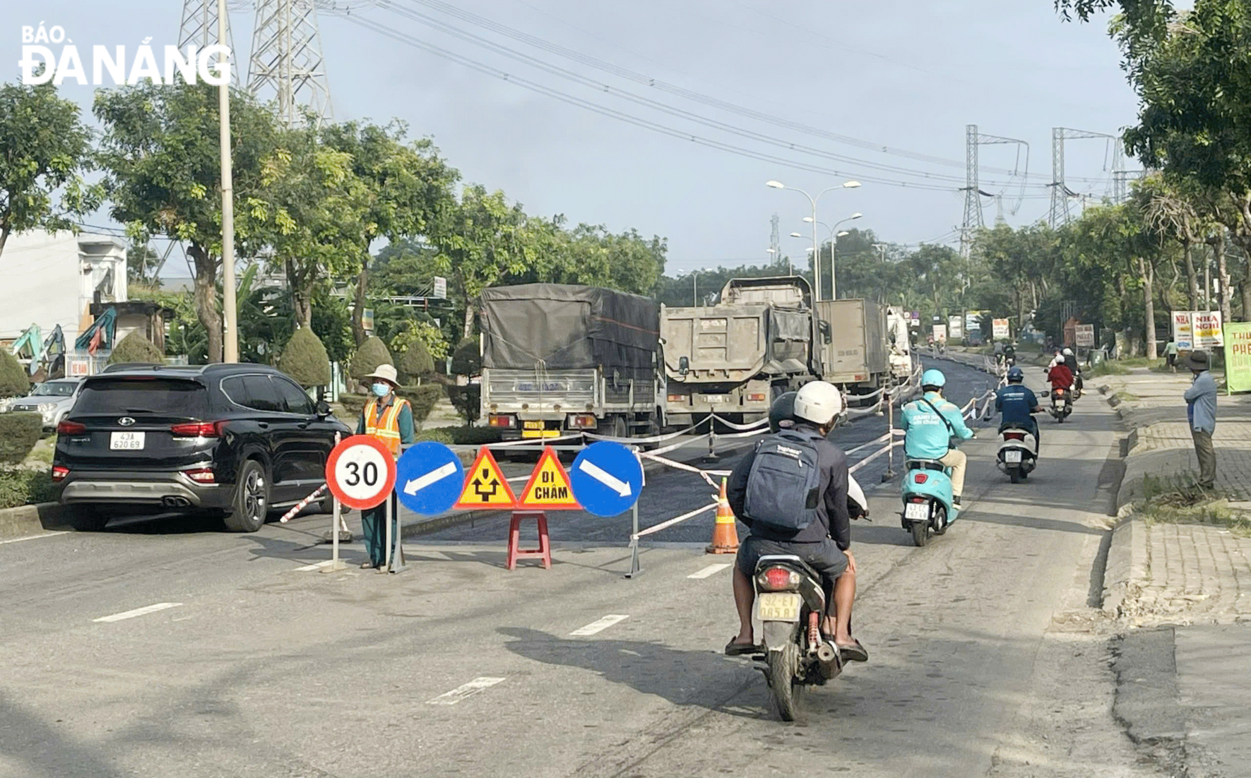 Lực lượng chức năng tiến hành sửa chữa tuyến quốc lộ 14B. Ảnh: THÀNH LÂN