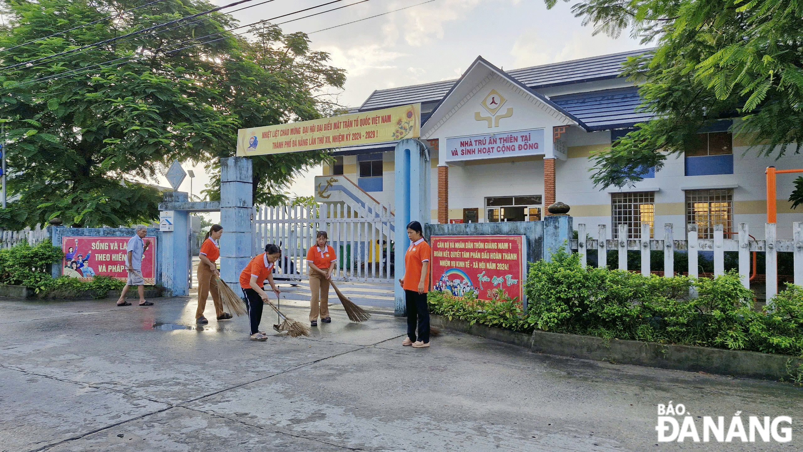 Thu gom chất thải trên địa bàn huyện Hòa Vang. Ảnh: HOÀNG HIỆP