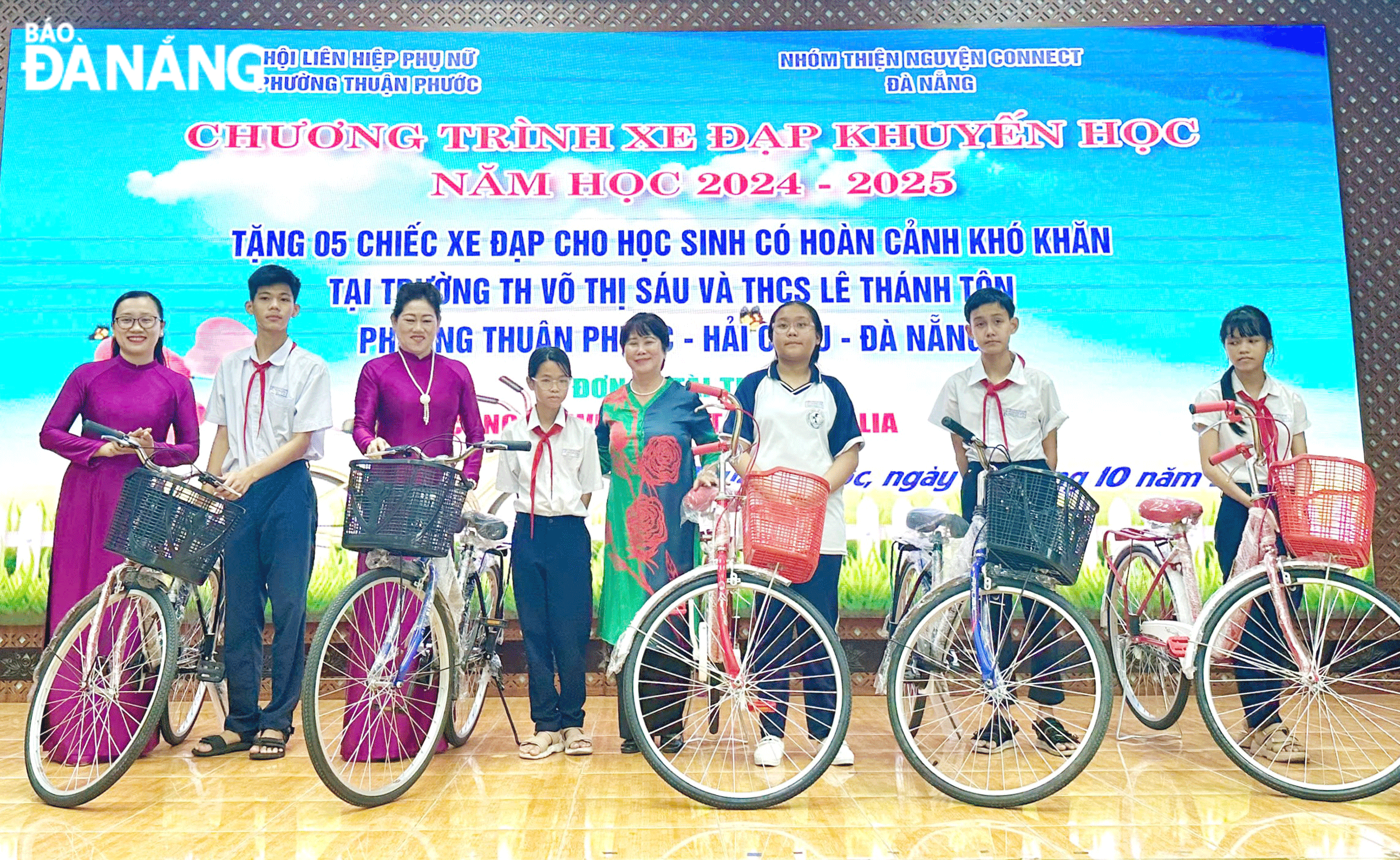 Hội Liên hiệp Phụ nữ phường Thuận Phước, quận Hải Châu trao tặng xe đạp cho học sinh có hoàn cảnh khó khăn. Ảnh: N.H