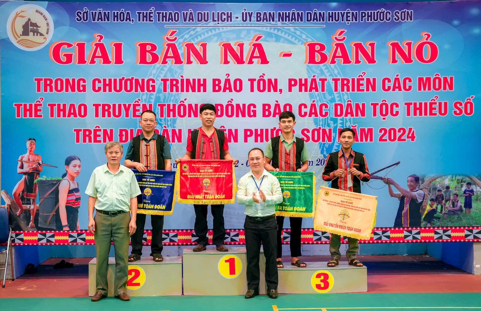 Ban tổ chức trao giải Nhất, Nhì, Ba và Khuyến khích cho các đơn vị đạt thành tích cao tại giải đấu. Ảnh SỸ - LÂM